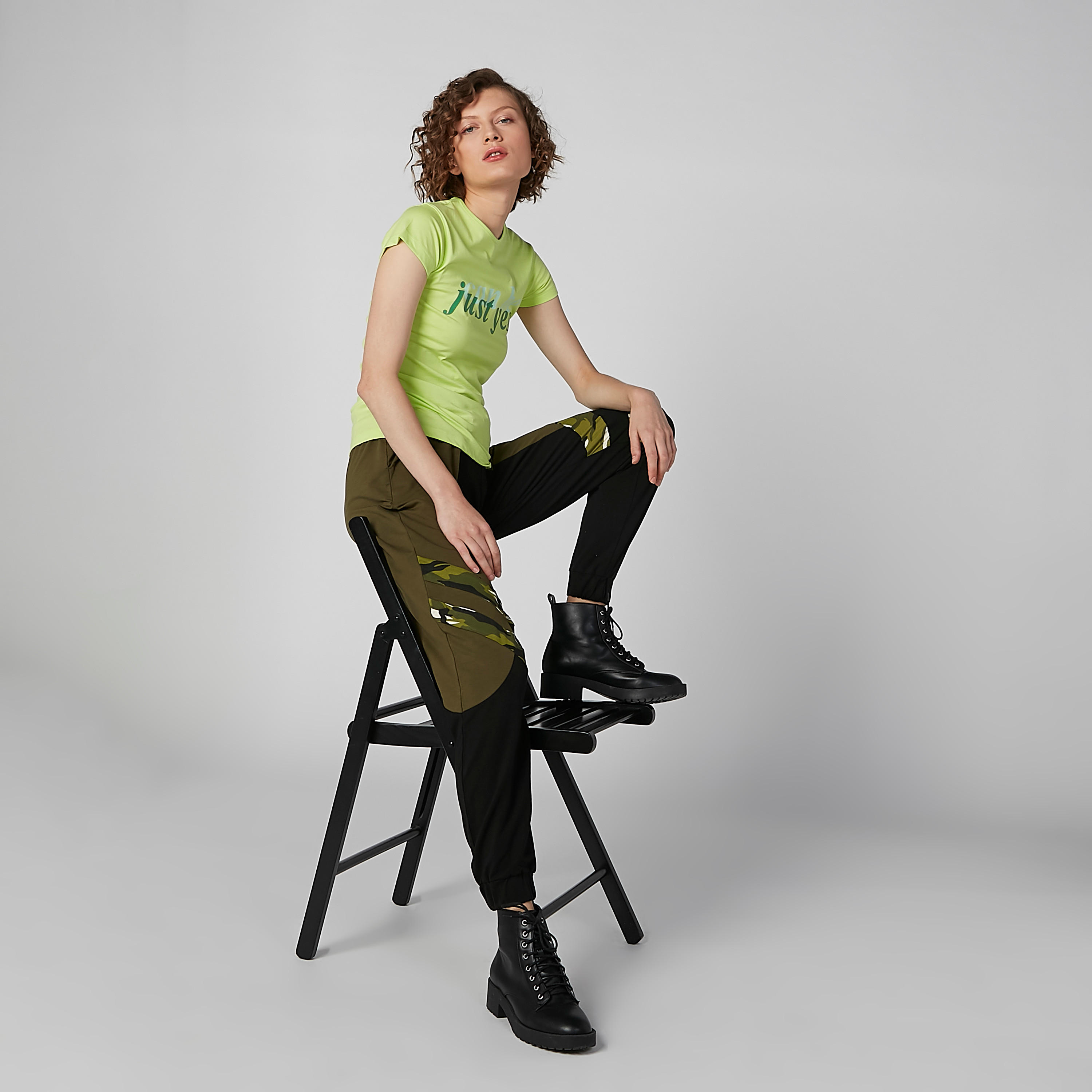 تيشيرت بقصّة سليم وياقة مستديرة وأكمام كاب وطبعات-women-clothing-tshirts-image-2