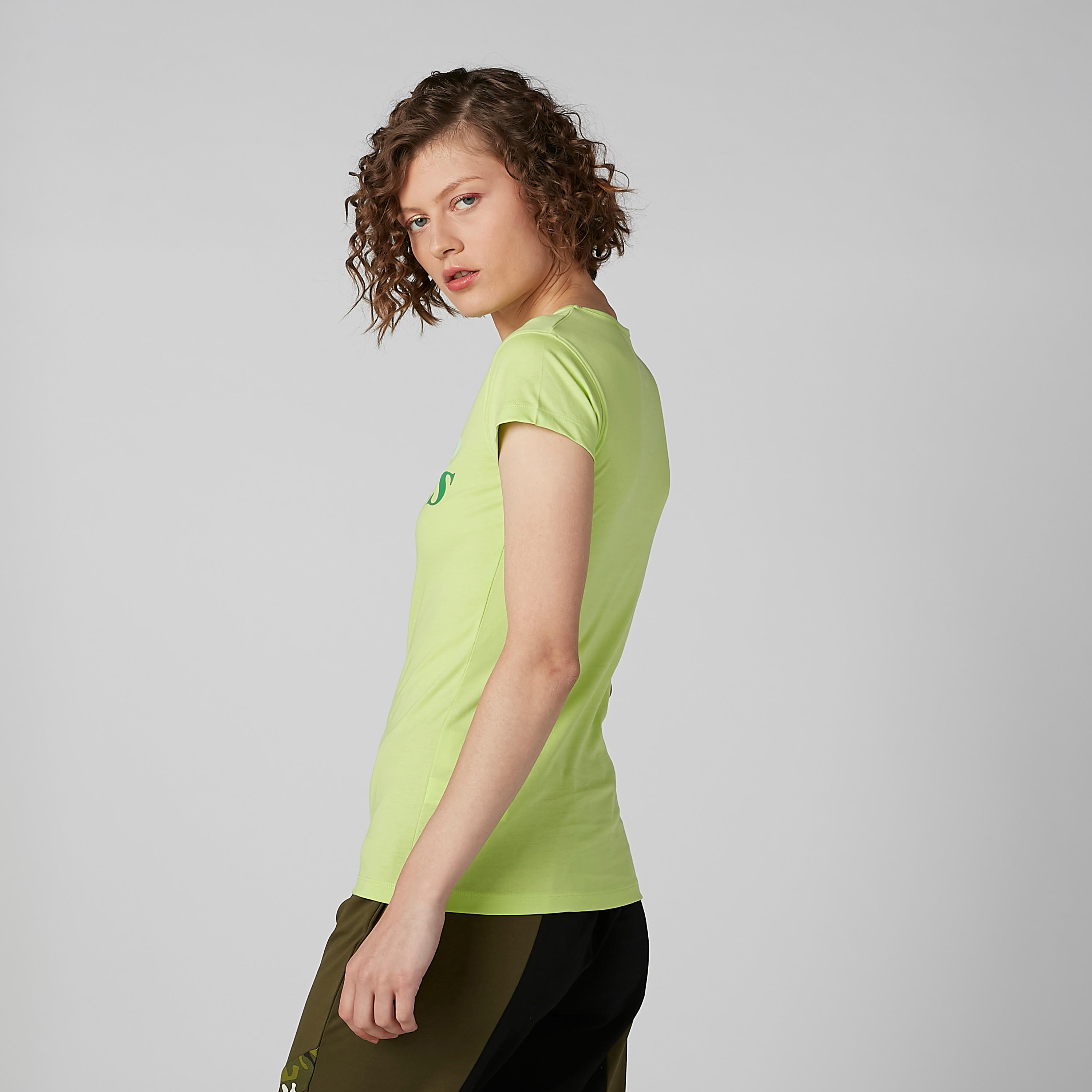 تيشيرت بقصّة سليم وياقة مستديرة وأكمام كاب وطبعات-women-clothing-tshirts-image-3