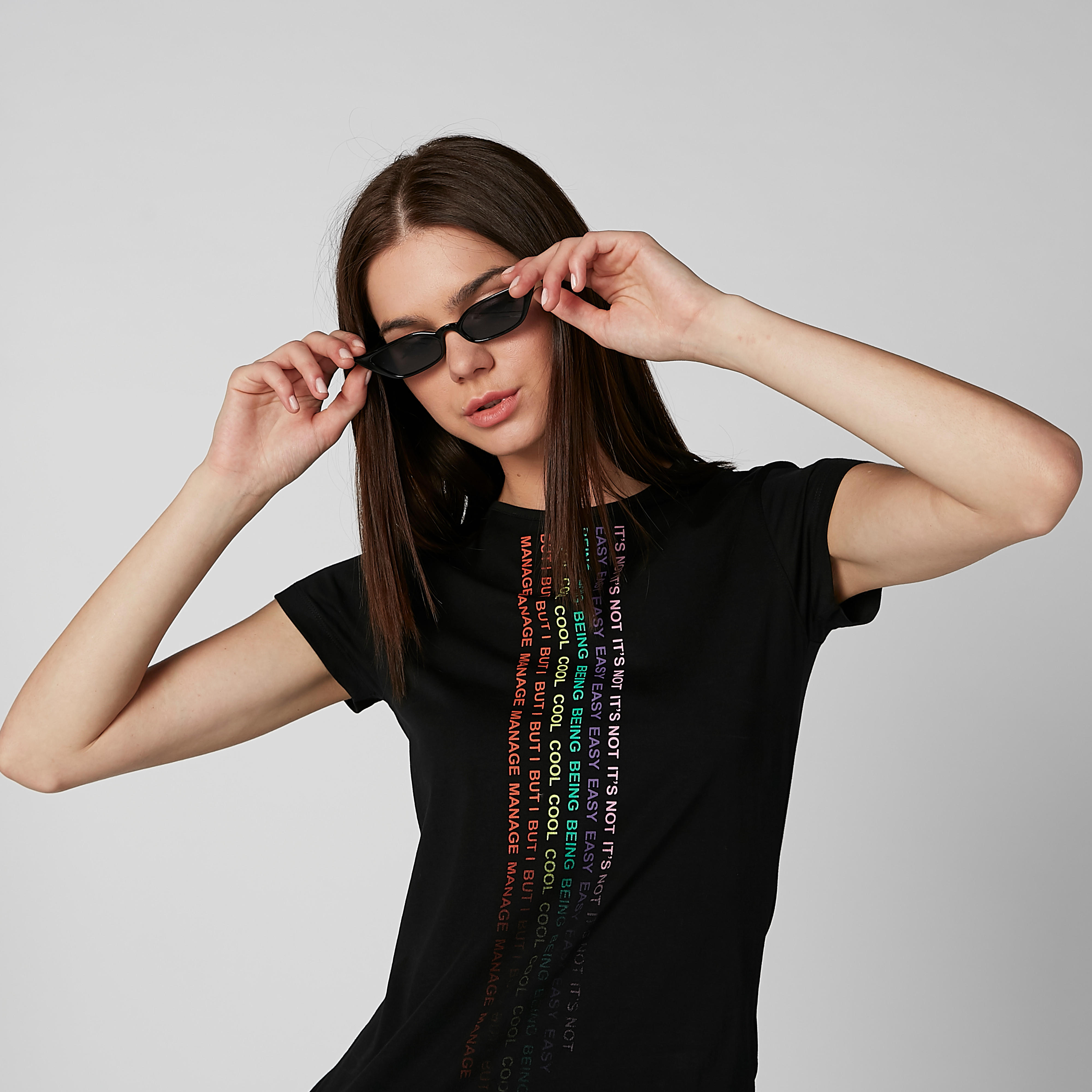 تيشيرت مستدام بياقة مستديرة وأكمام كاب وطبعات-women-clothing-tshirts-image-1