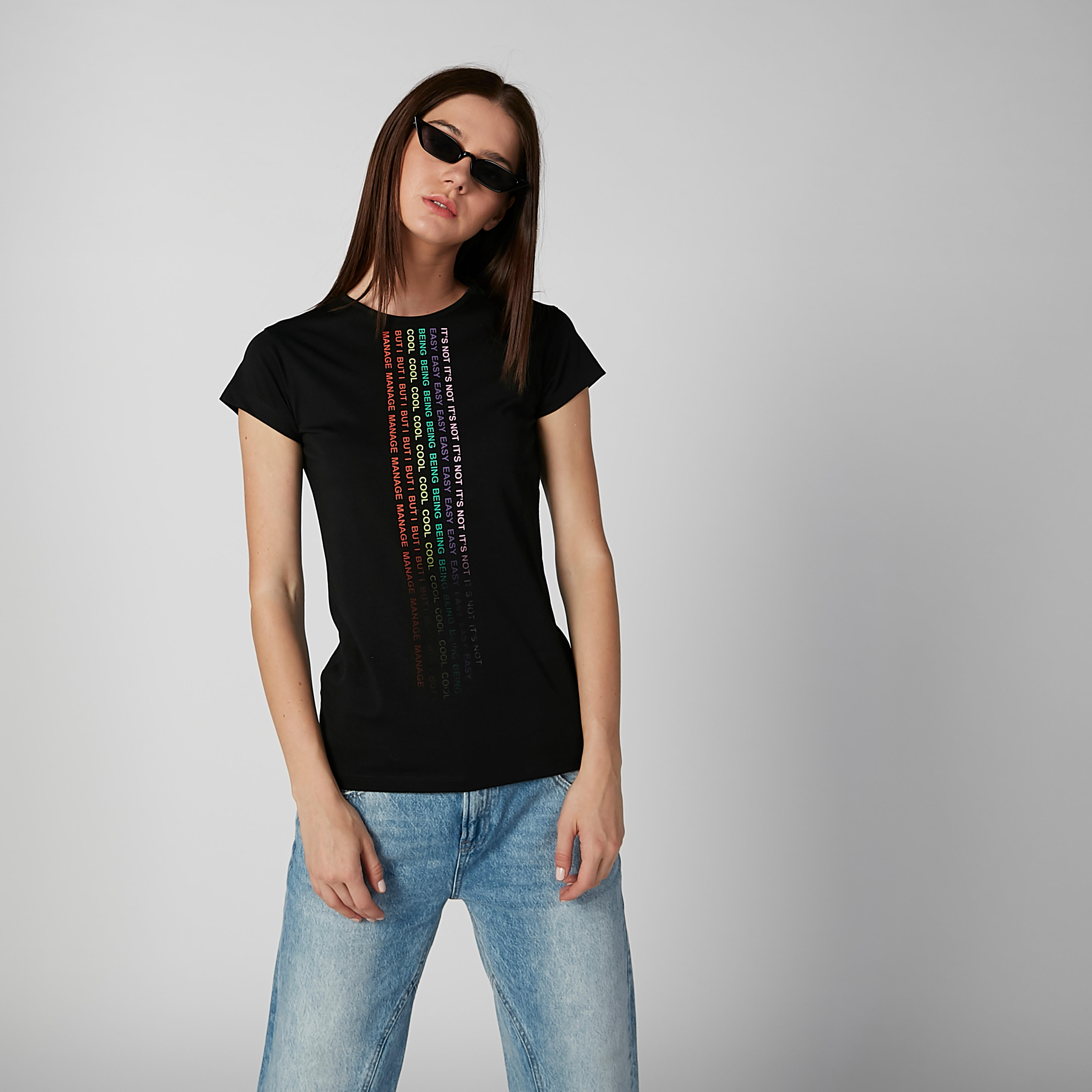 تيشيرت مستدام بياقة مستديرة وأكمام كاب وطبعات-women-clothing-tshirts-image-2