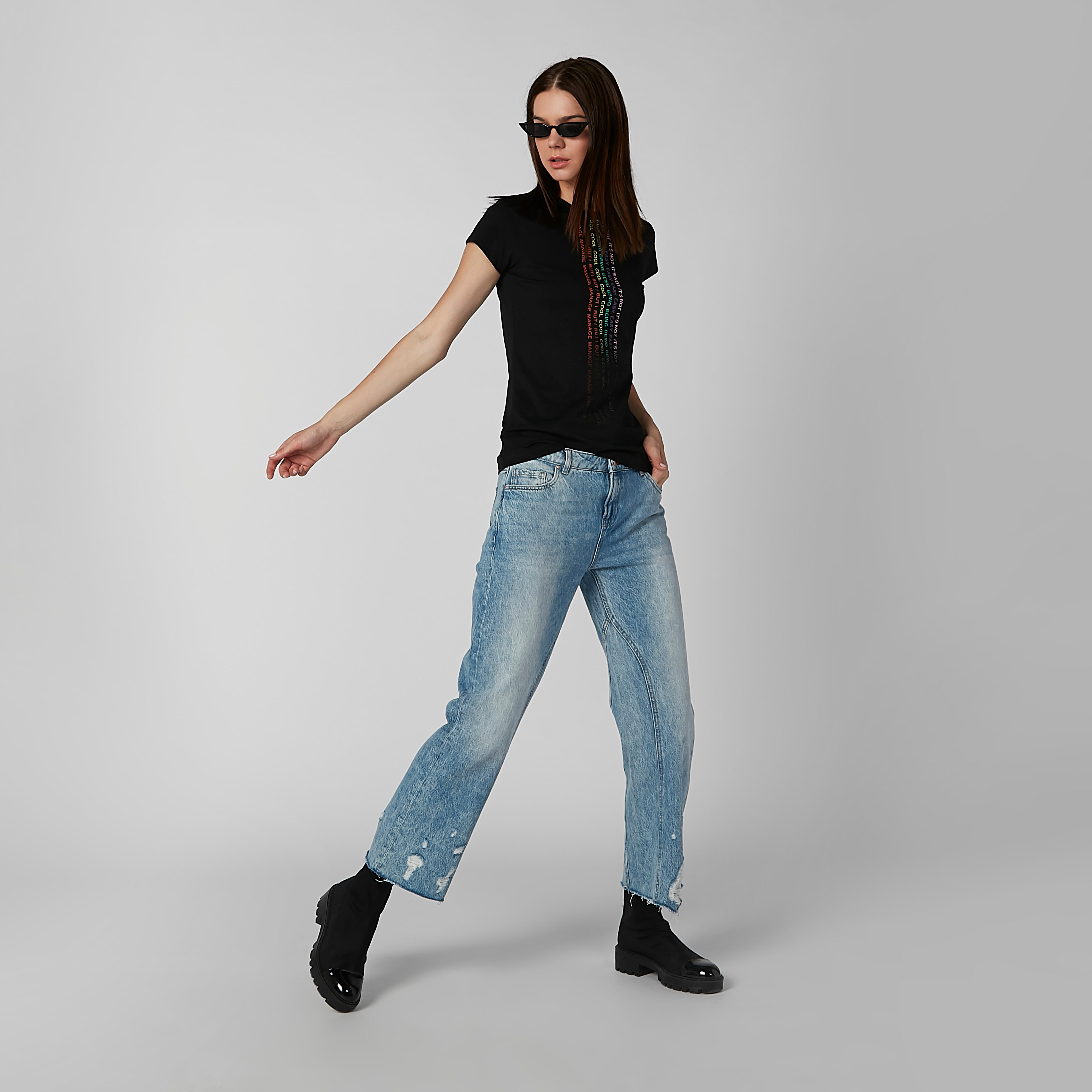 تيشيرت مستدام بياقة مستديرة وأكمام كاب وطبعات-women-clothing-tshirts-image-3