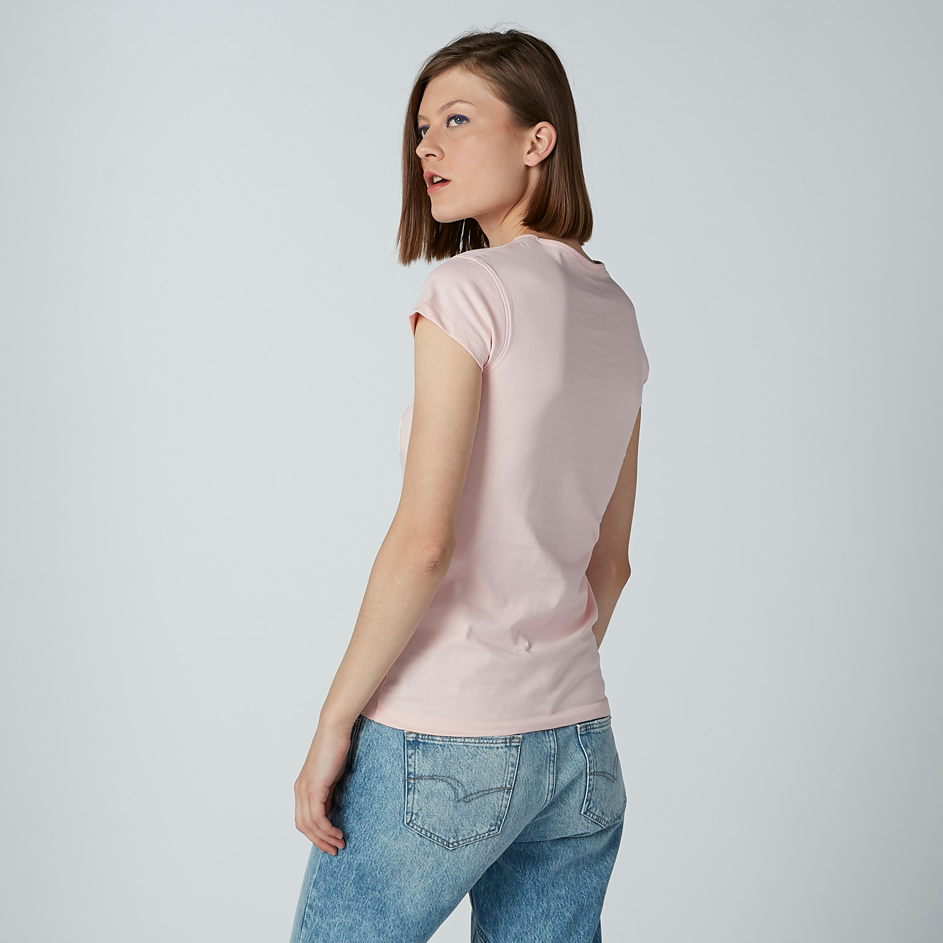 تيشيرت بقصّة سليم وياقة مستديرة وأكمام كاب وطبعات-women-clothing-tshirts-image-3