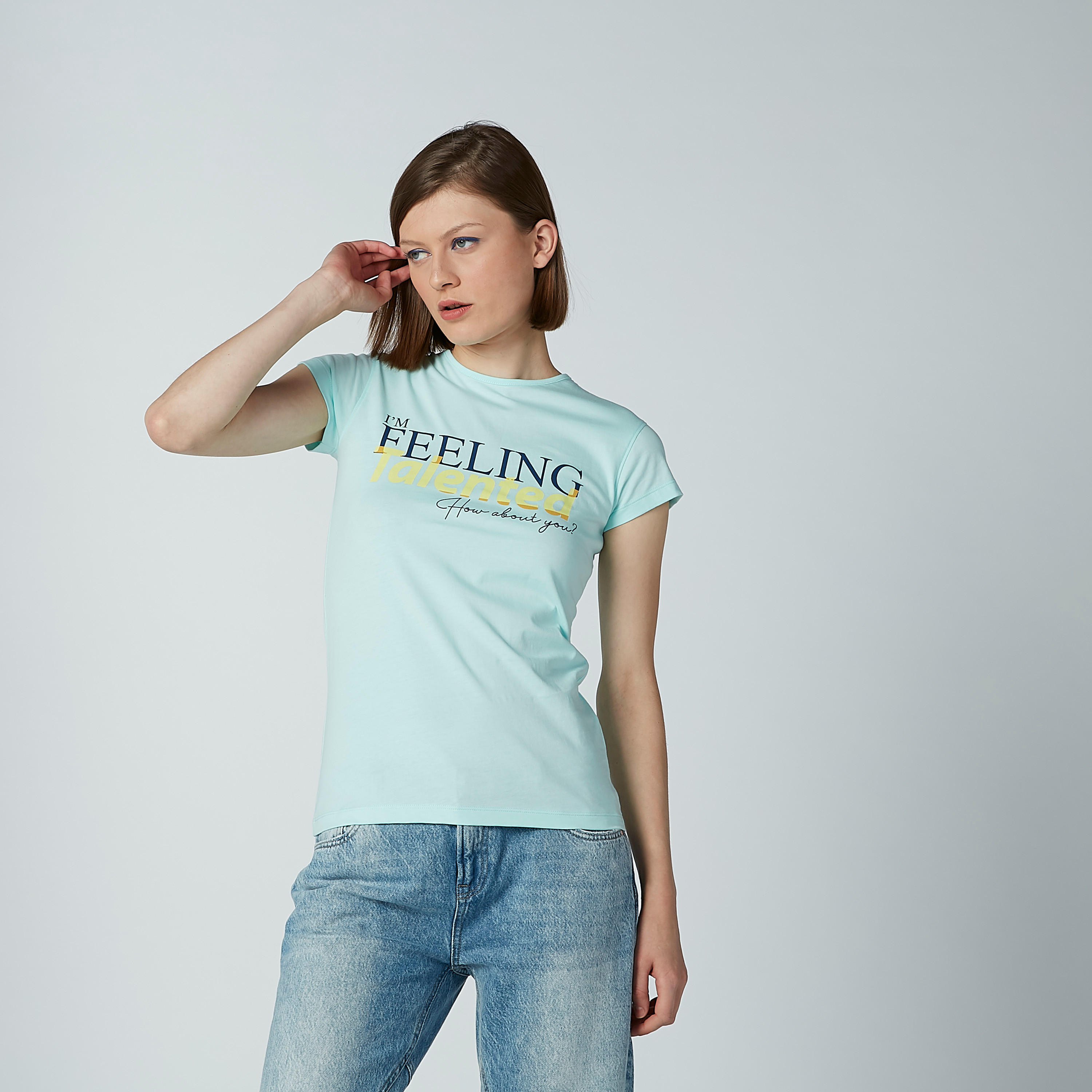 تيشيرت بقصّة سليم وياقة مستديرة وأكمام كاب وطبعات-women-clothing-tshirts-image-1