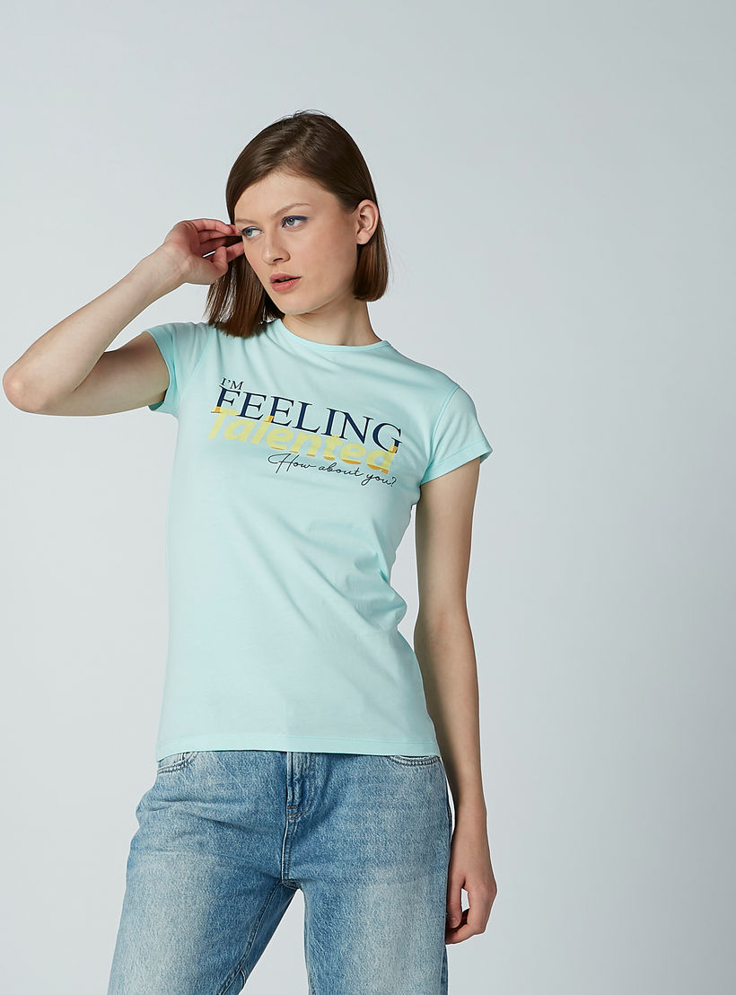 تيشيرت بقصّة سليم وياقة مستديرة وأكمام كاب وطبعات-women-clothing-tshirts-image-1