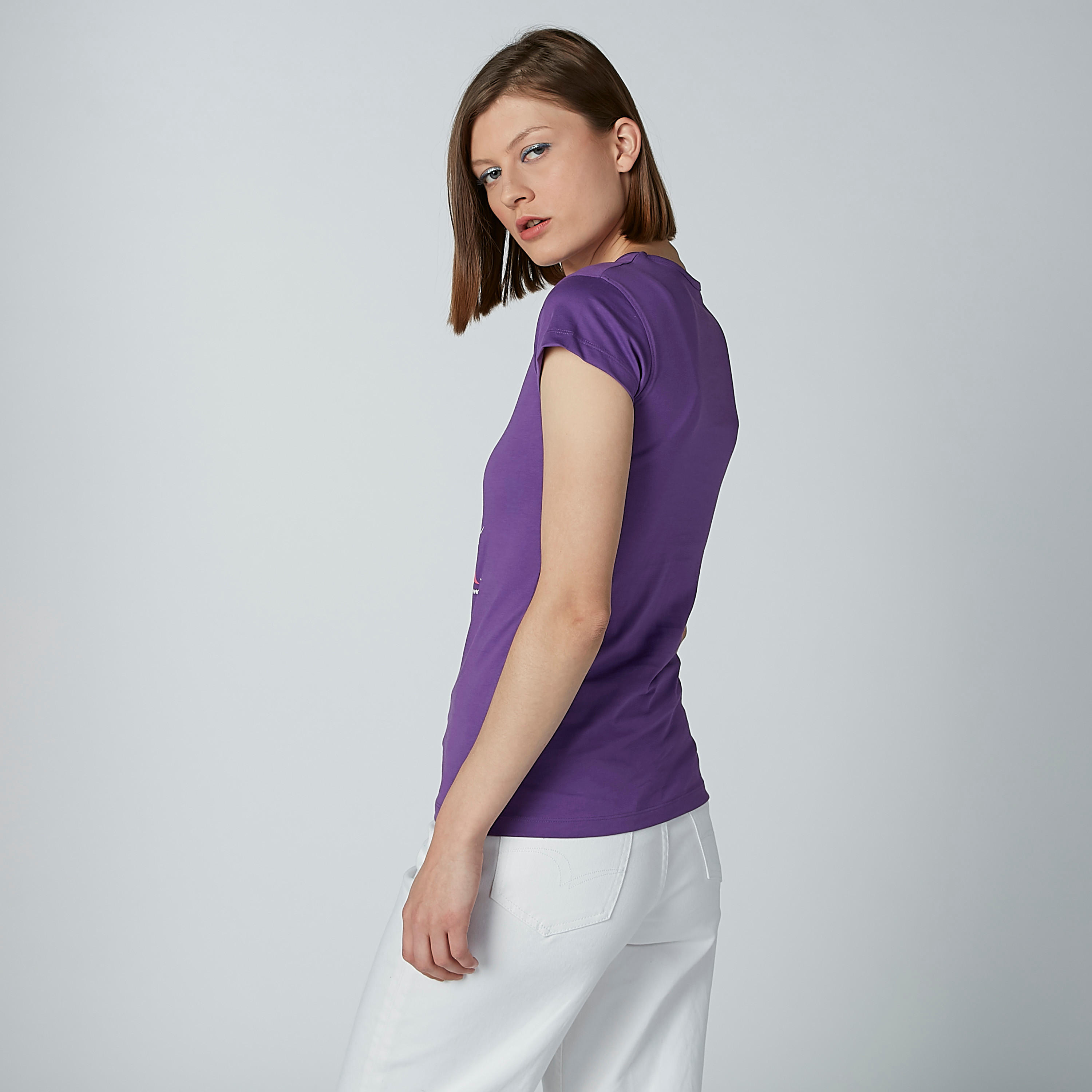 تيشيرت مستدام بقصّة سليم وطبعات وياقة مستديرة -women-clothing-tshirts-image-3