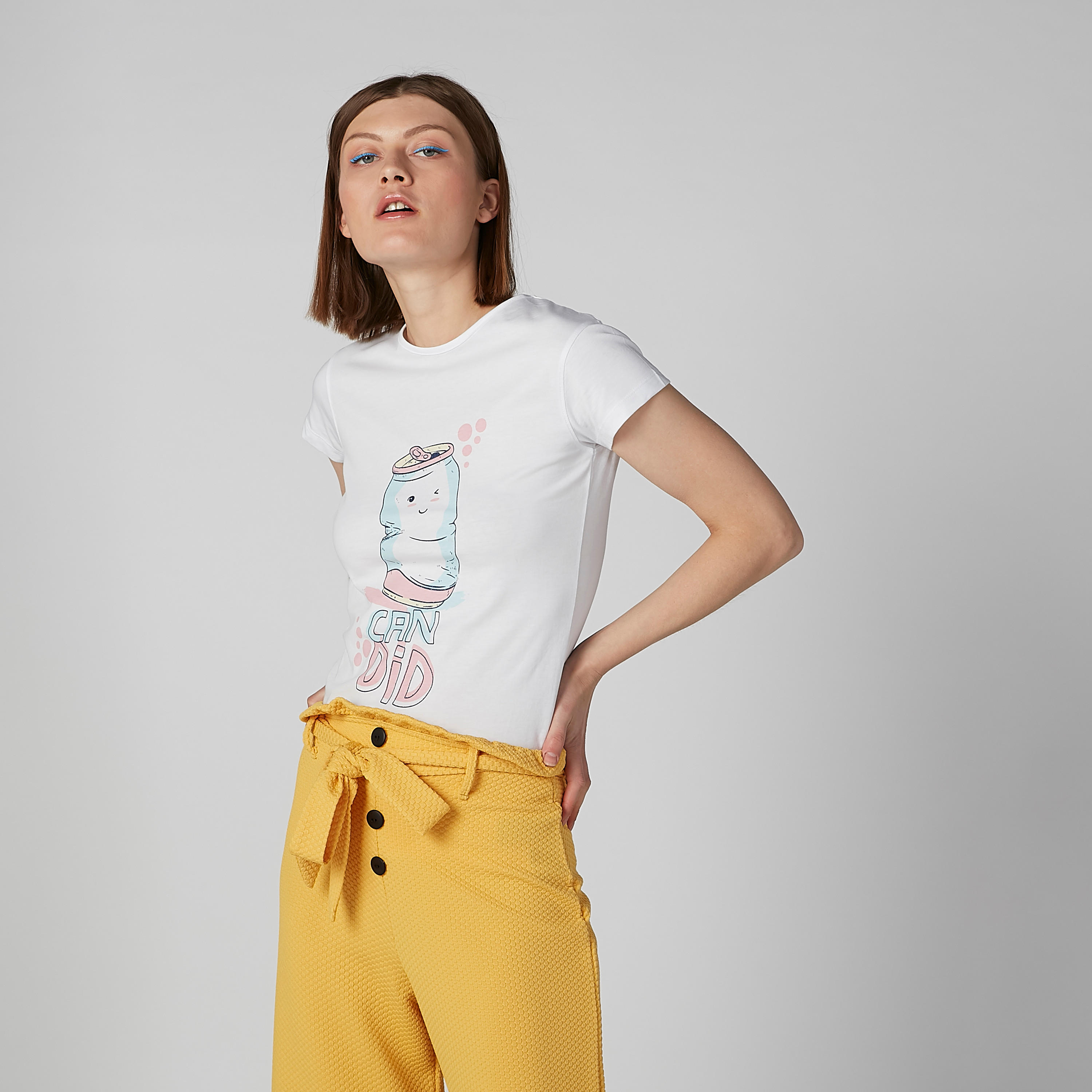 تيشيرت مستدام بقصّة سليم وياقة مستديرة وطبعات-women-clothing-tshirts-image-1
