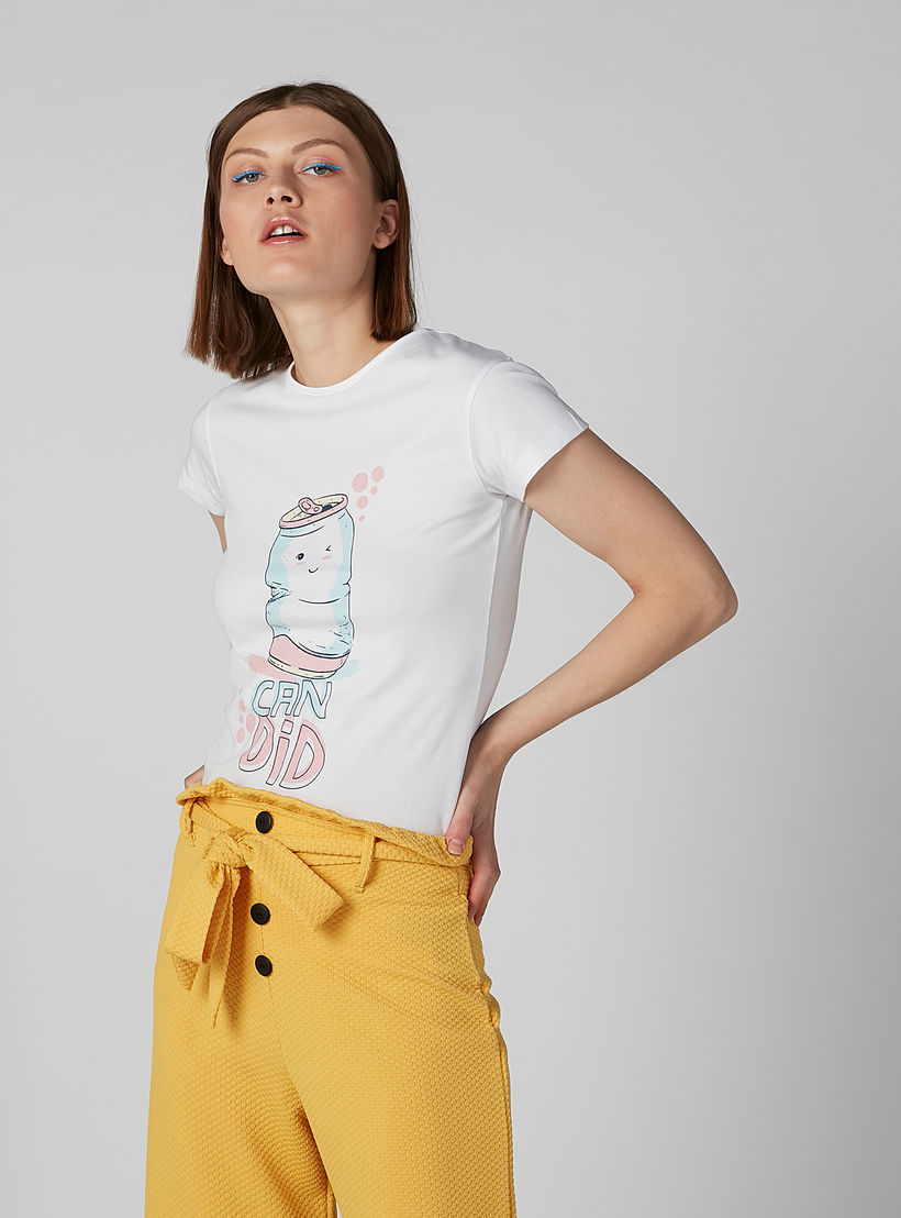 تيشيرت مستدام بقصّة سليم وياقة مستديرة وطبعات-women-clothing-tshirts-image-1
