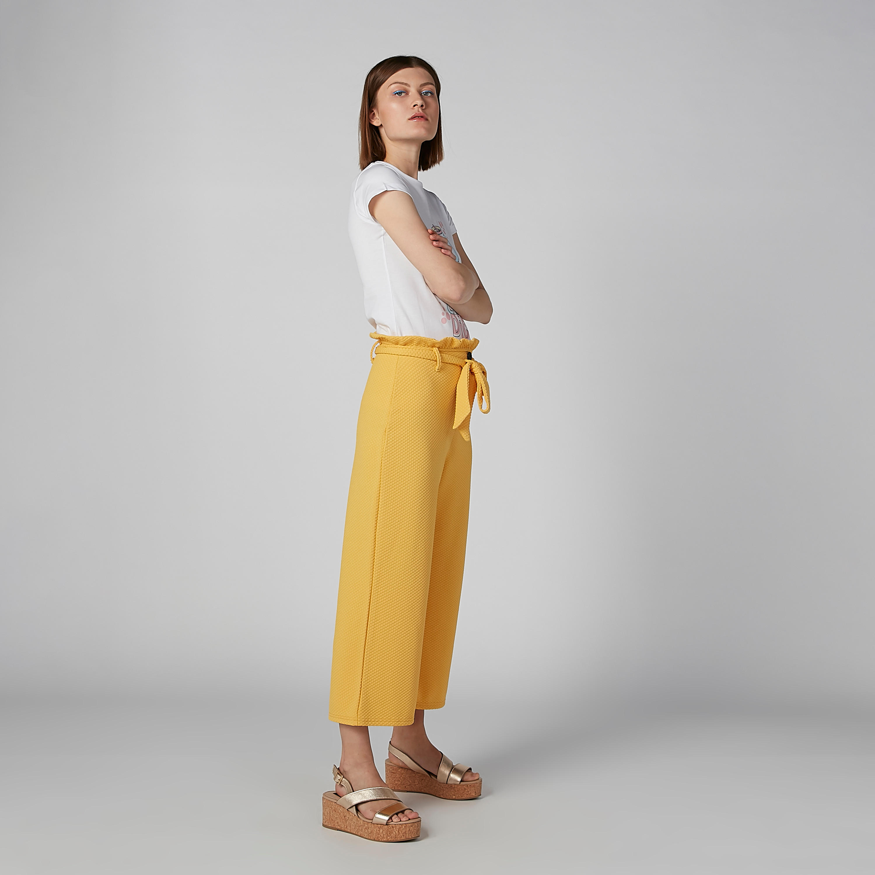 تيشيرت مستدام بقصّة سليم وياقة مستديرة وطبعات-women-clothing-tshirts-image-2