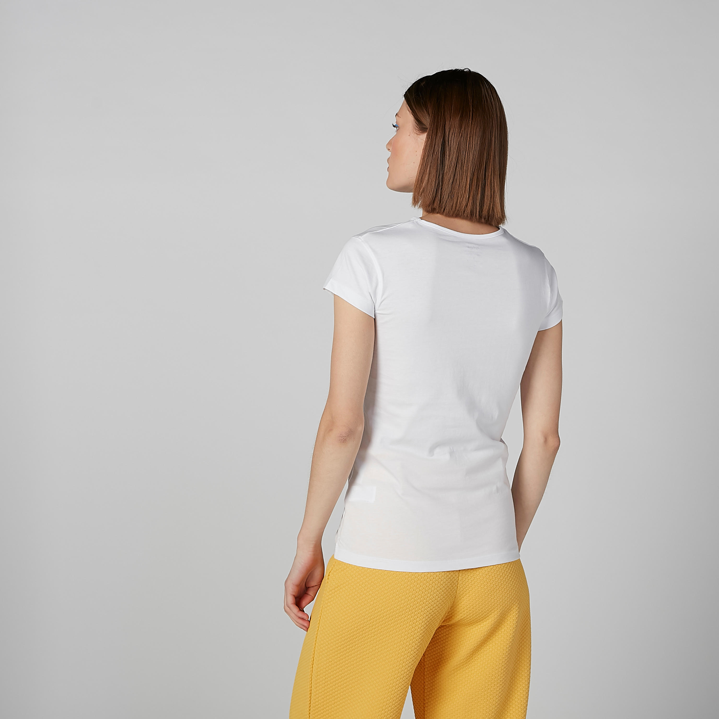 تيشيرت مستدام بقصّة سليم وياقة مستديرة وطبعات-women-clothing-tshirts-image-3