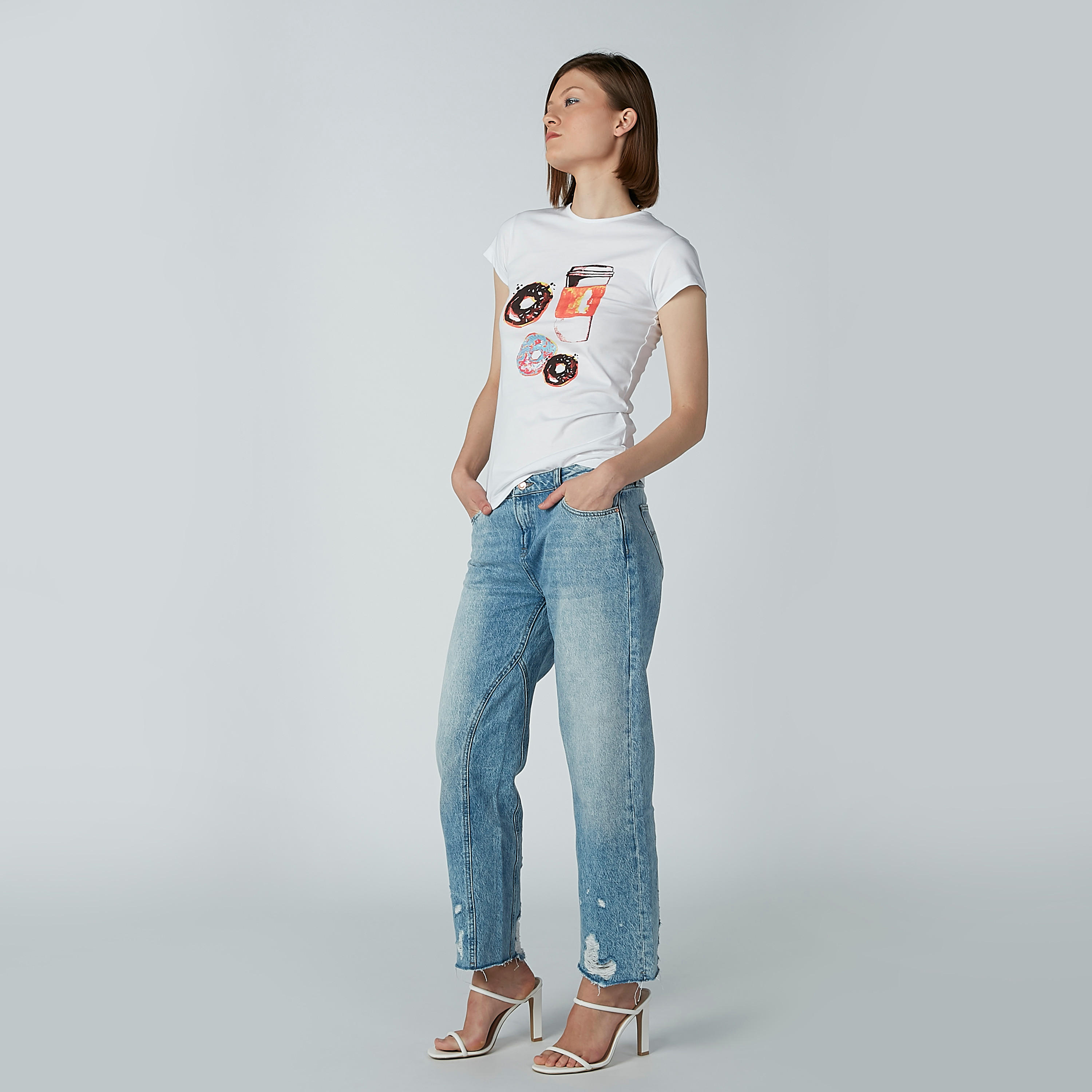 تيشيرت بقصّة سليم وياقة مستديرة وأكمام كاب وطبعات-women-clothing-tshirts-image-4