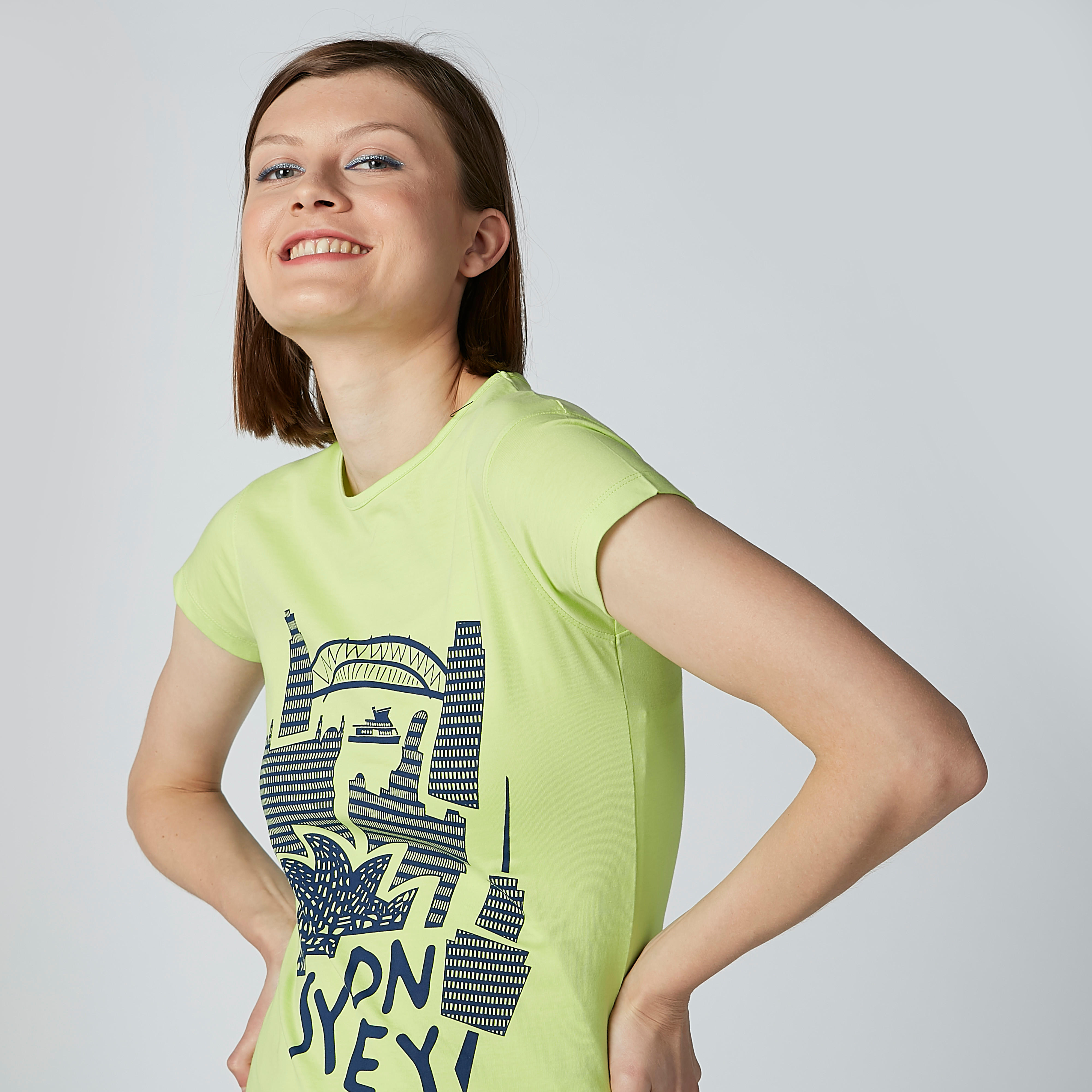 تيشيرت مستدام بقصّة سليم وطبعات وأكمام كاب -women-clothing-tshirts-image-3