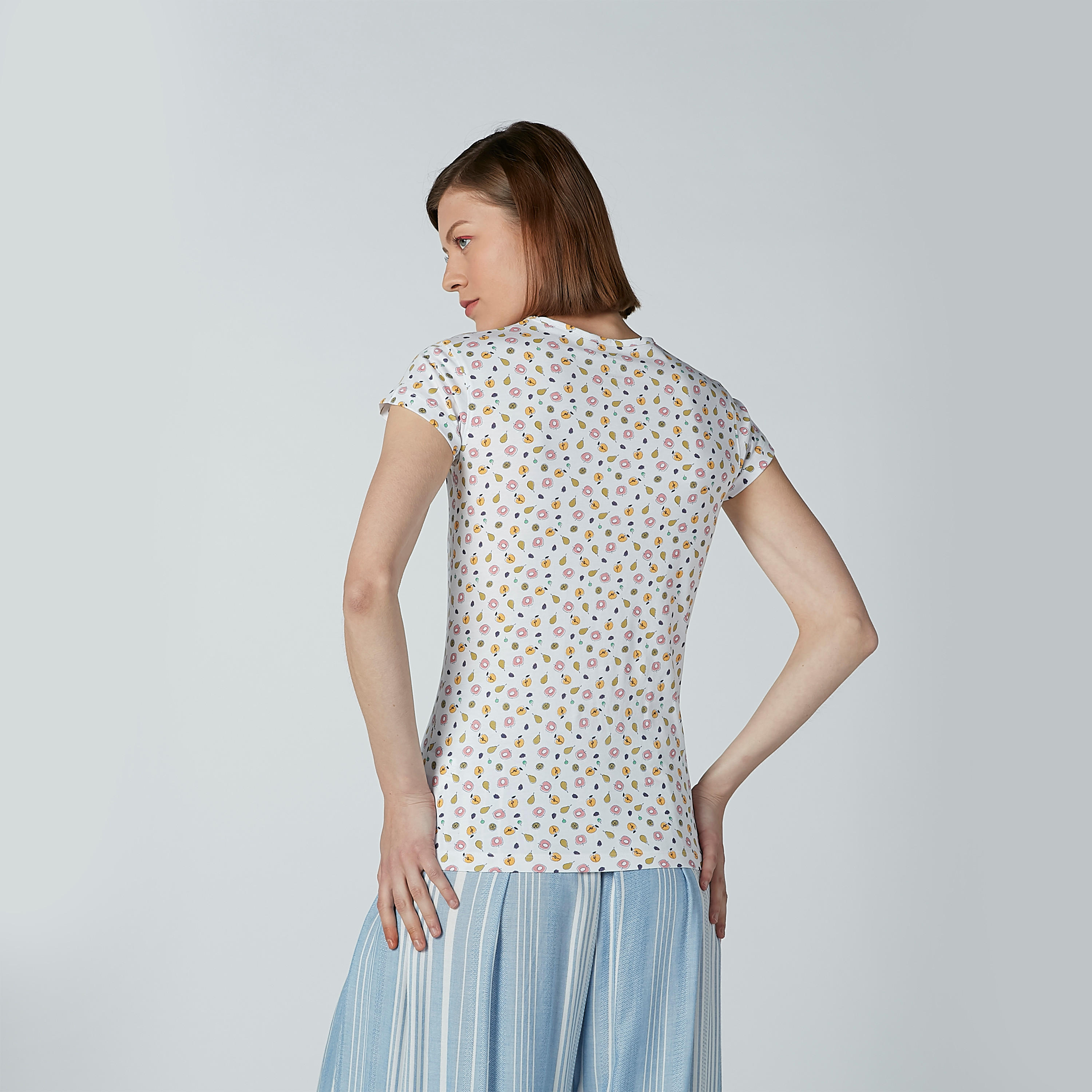 تيشيرت بياقة ضيّقة وأكمام كاب وطبعات-women-clothing-tshirts-image-3