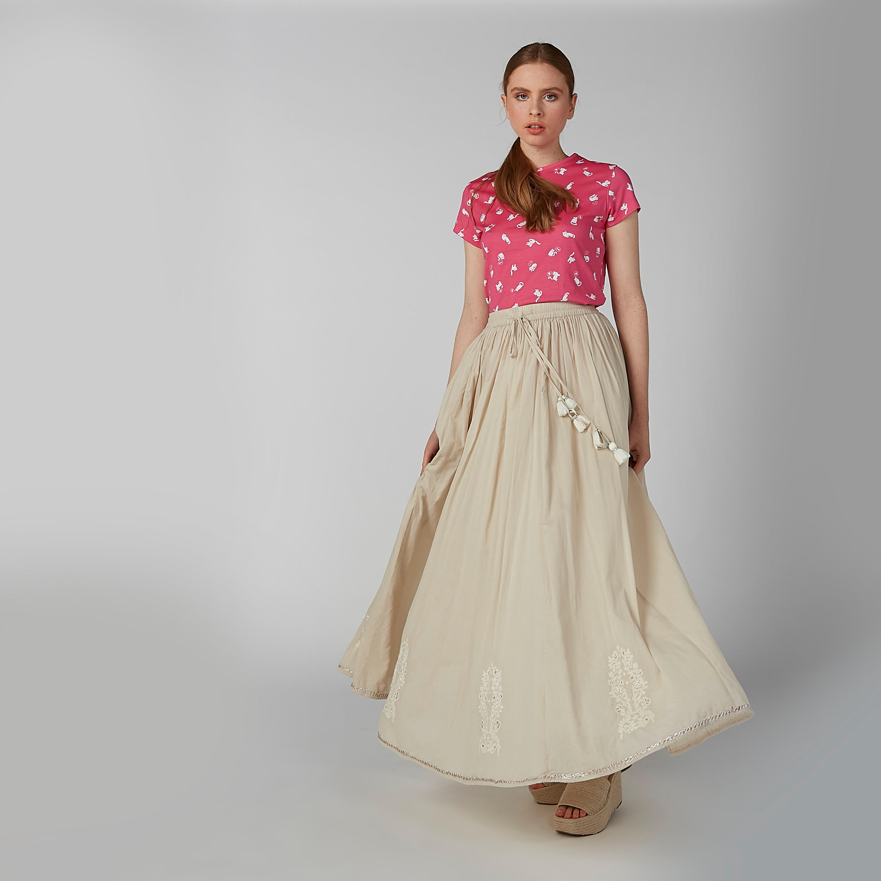 تيشيرت بقصّة سليم وياقة ضيّقة وأكمام كاب وطبعات-women-clothing-tshirts-image-2