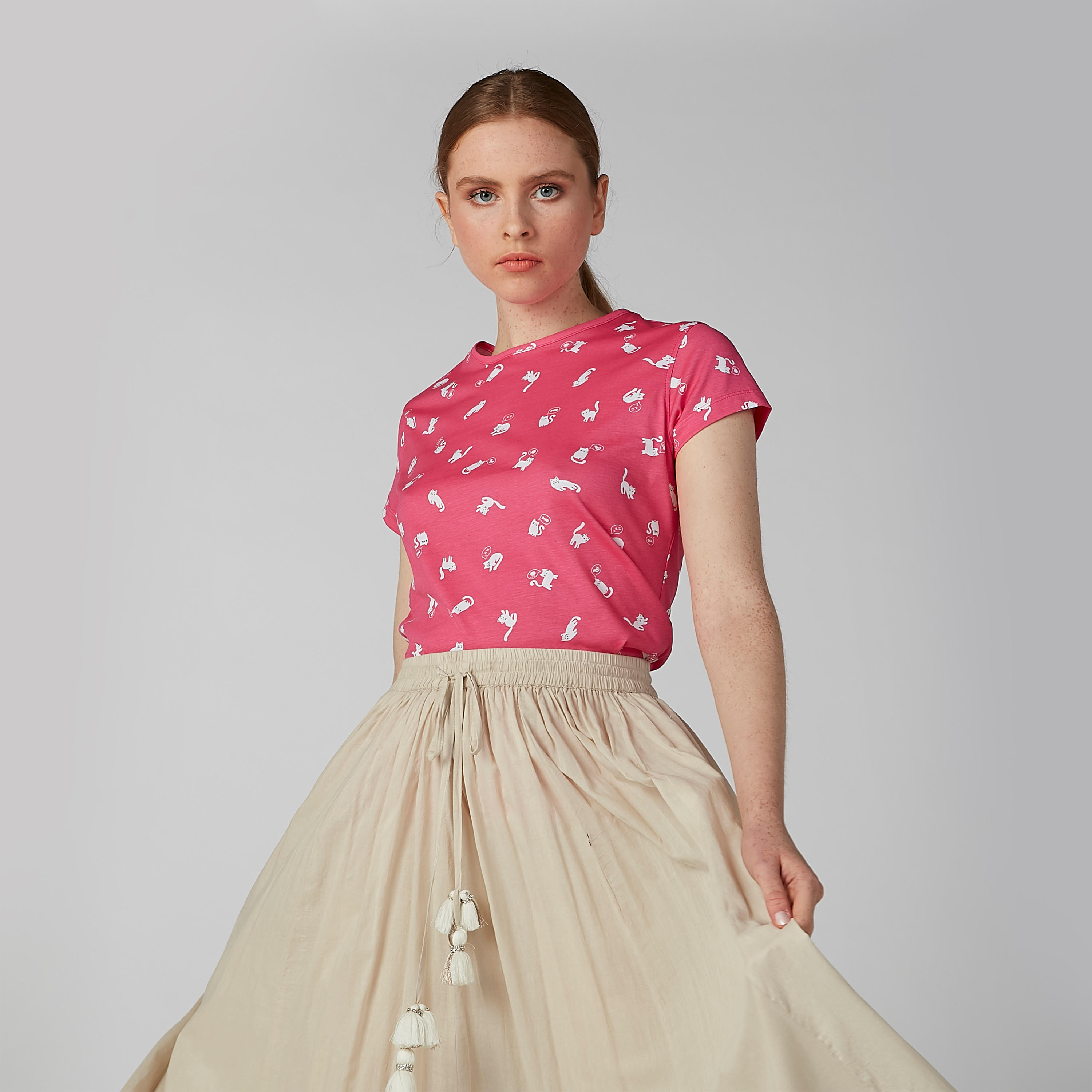 تيشيرت بقصّة سليم وياقة ضيّقة وأكمام كاب وطبعات-women-clothing-tshirts-image-3
