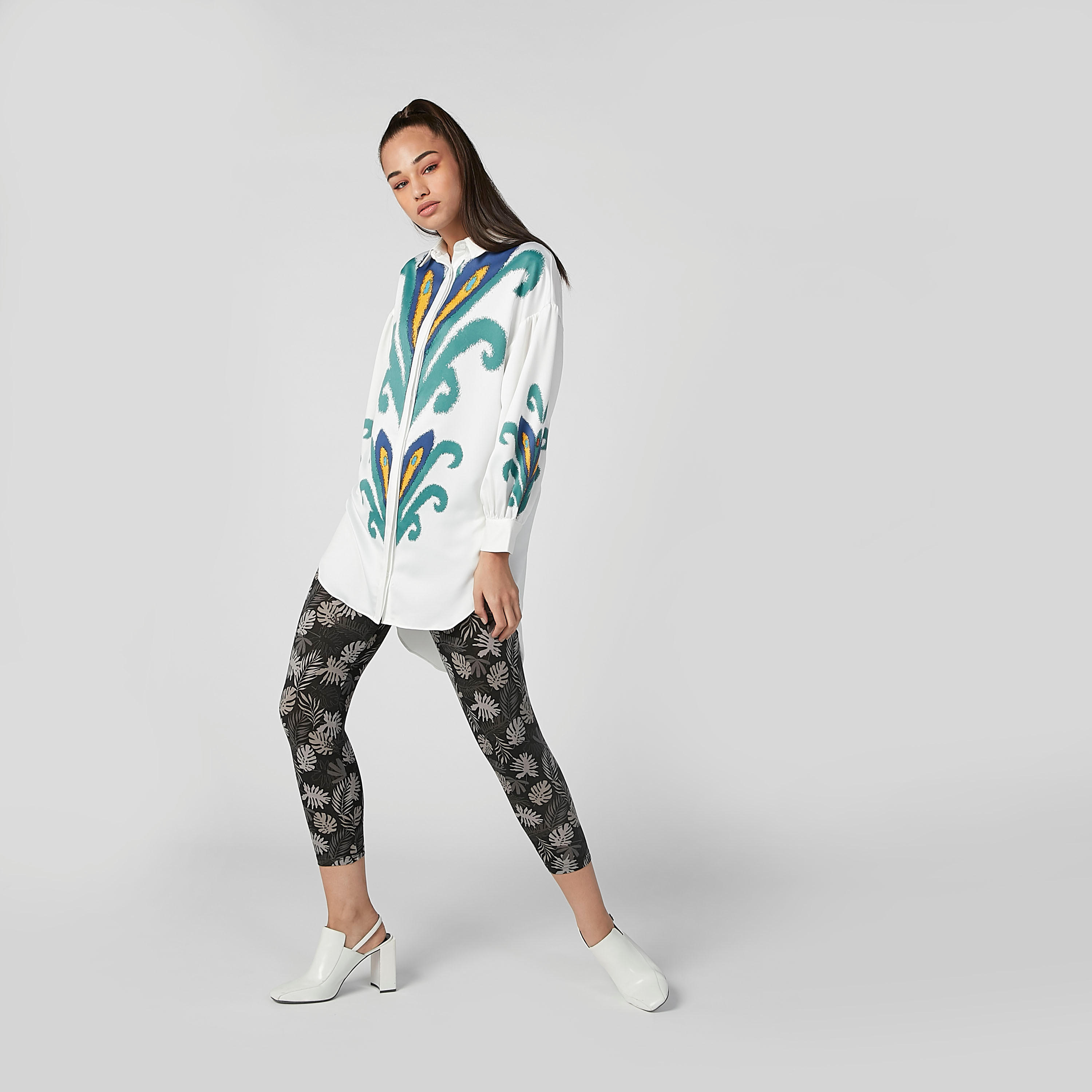 بنطلون ليقنز قصير بخصر مطاطي وطبعات-women-clothing-bottoms-leggings-image-2