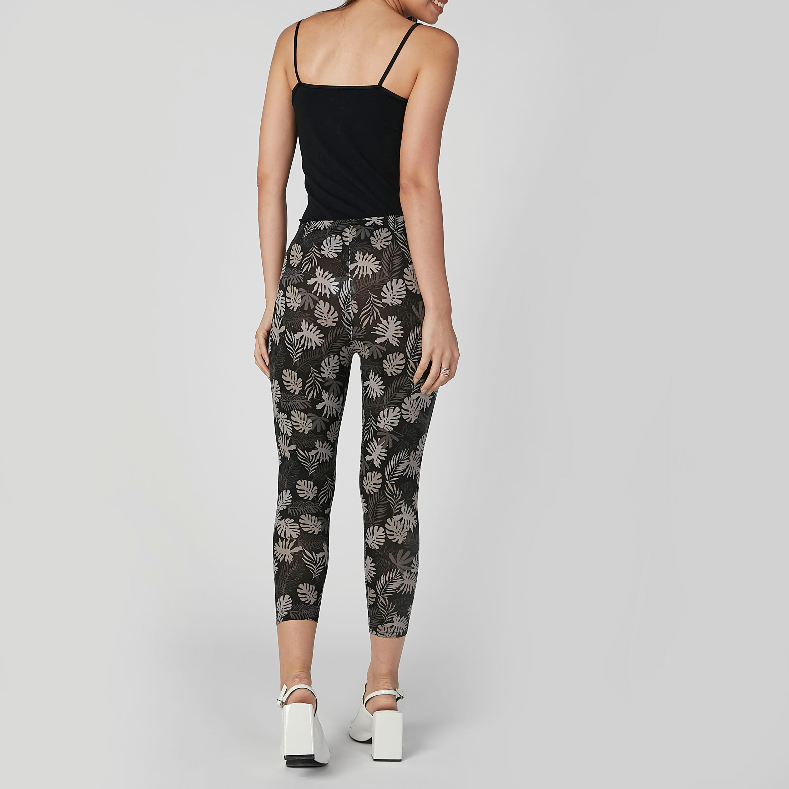 بنطلون ليقنز قصير بخصر مطاطي وطبعات-women-clothing-bottoms-leggings-image-4