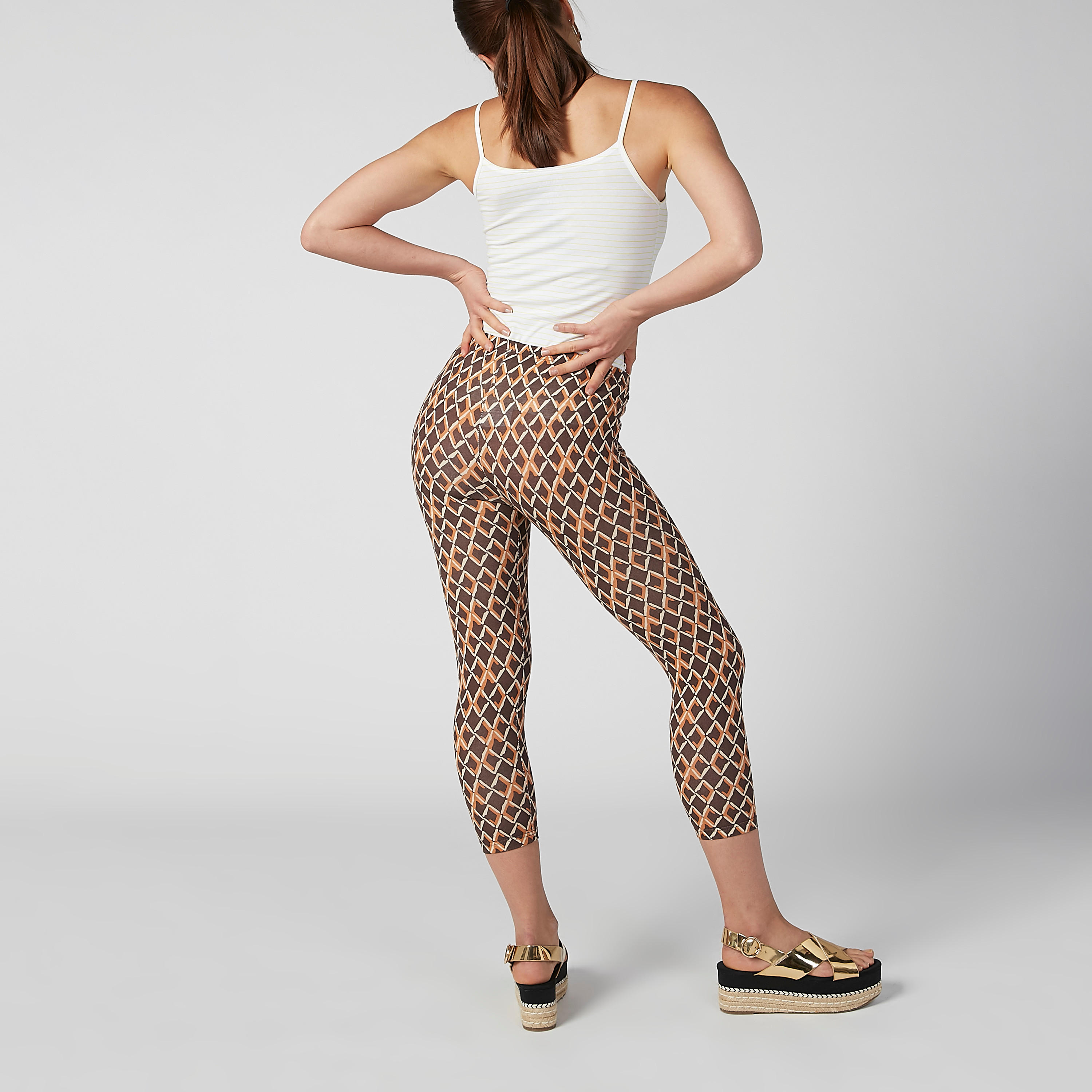 بنطال ليقنز بطول 3/4 وخصر مطّاطي وطبعات-women-clothing-bottoms-leggings-image-3