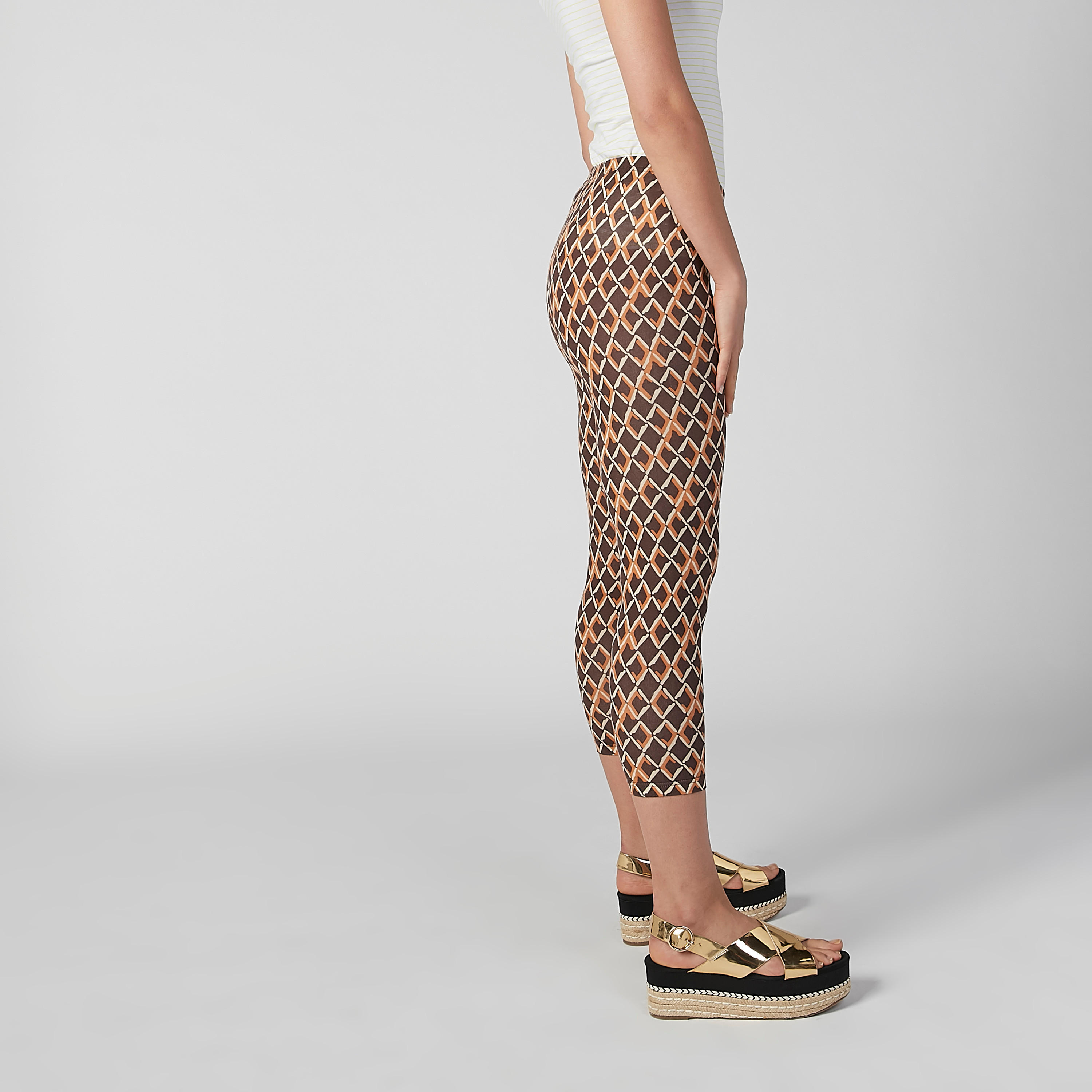 بنطال ليقنز بطول 3/4 وخصر مطّاطي وطبعات-women-clothing-bottoms-leggings-image-4