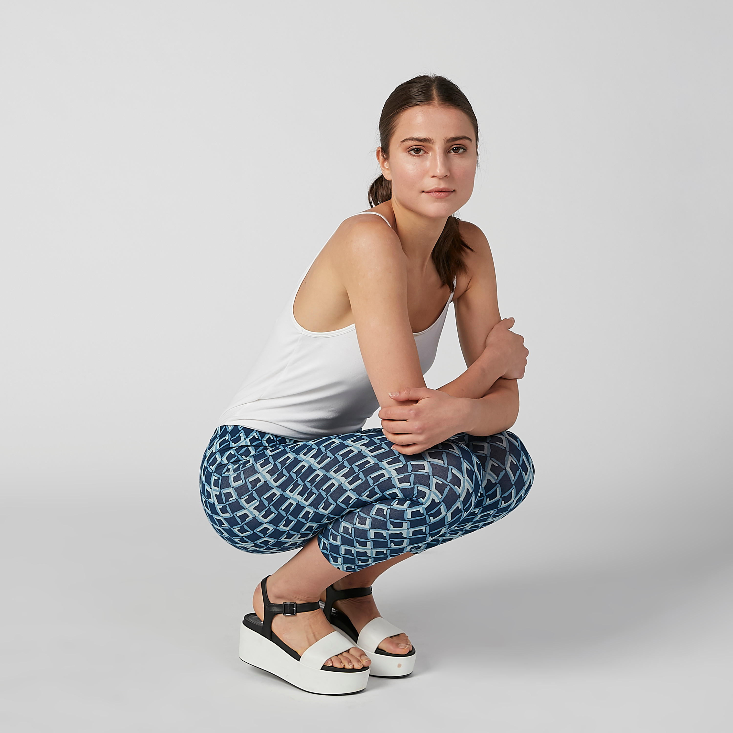 بنطال ليقنز بطول 3/4 وخصر مطّاطي وطبعات-women-clothing-bottoms-leggings-image-3