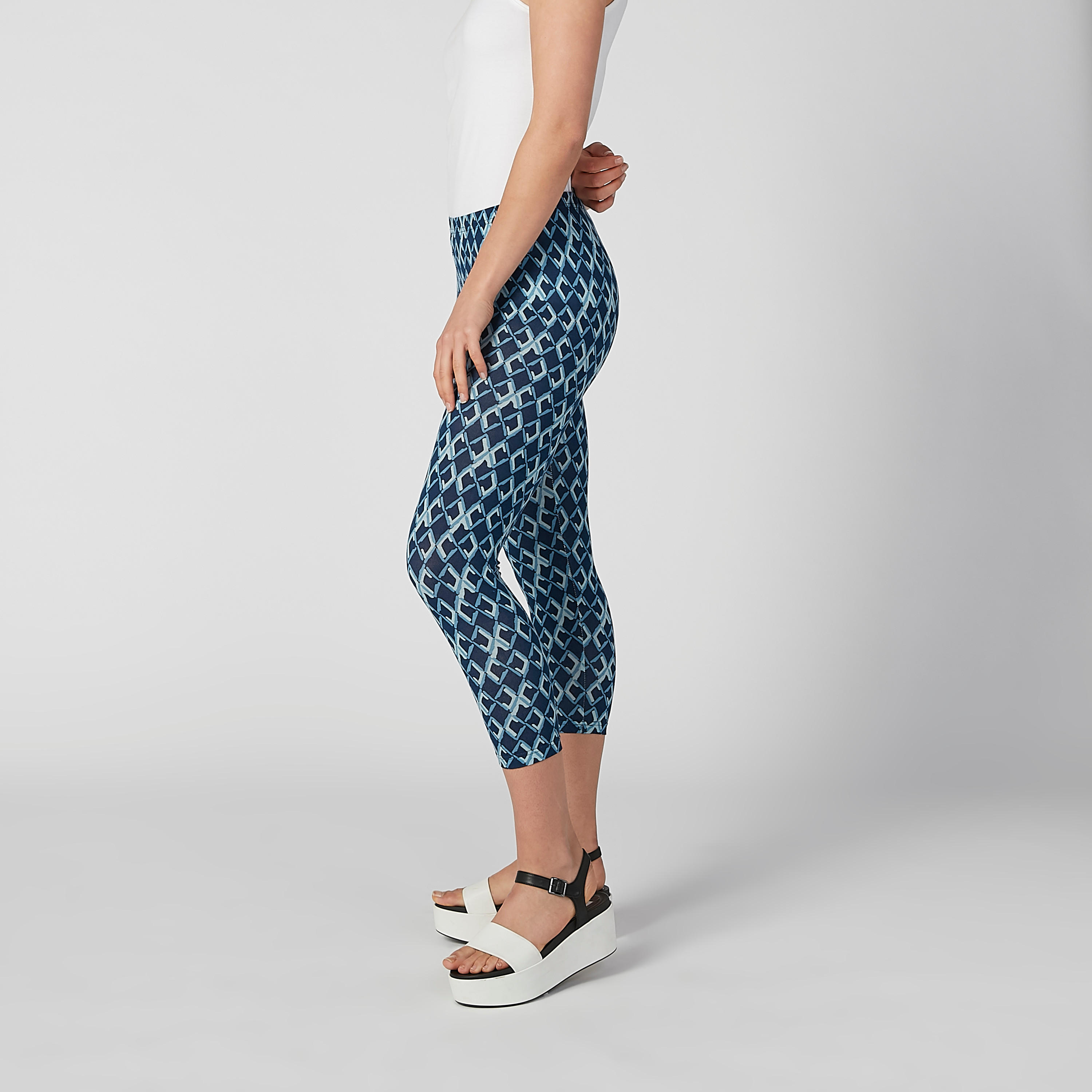 بنطال ليقنز بطول 3/4 وخصر مطّاطي وطبعات-women-clothing-bottoms-leggings-image-5
