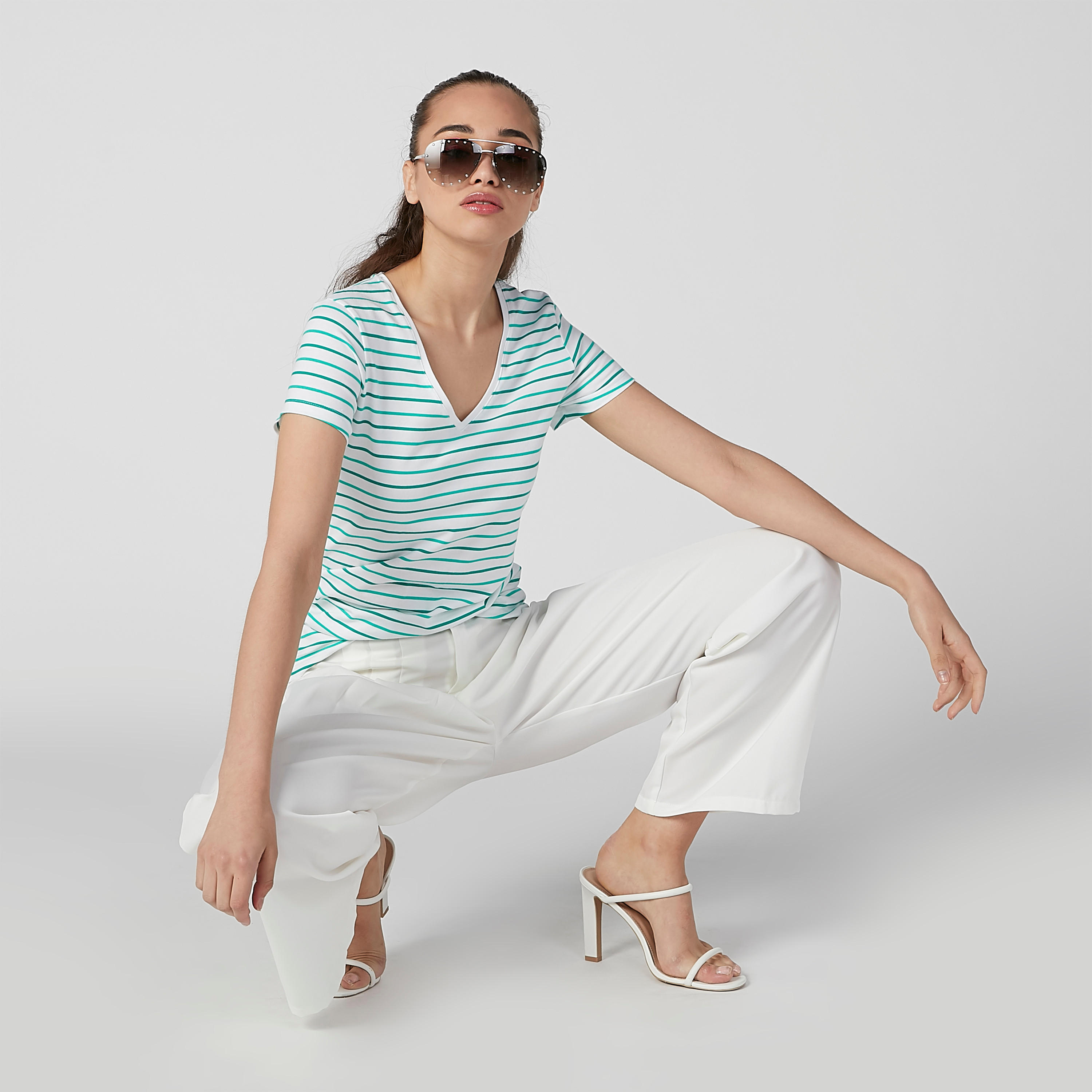 تيشيرت مقلّم بياقة V وأكمام قصيرة-women-clothing-tshirts-image-1