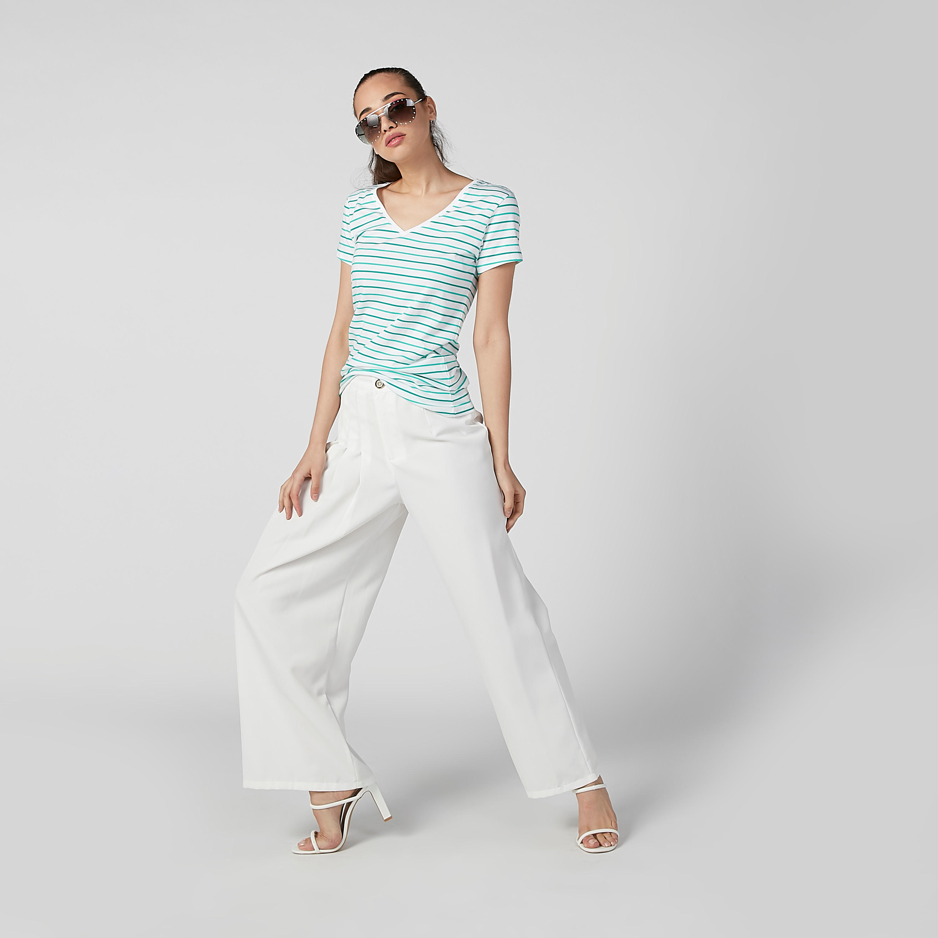 تيشيرت مقلّم بياقة V وأكمام قصيرة-women-clothing-tshirts-image-3