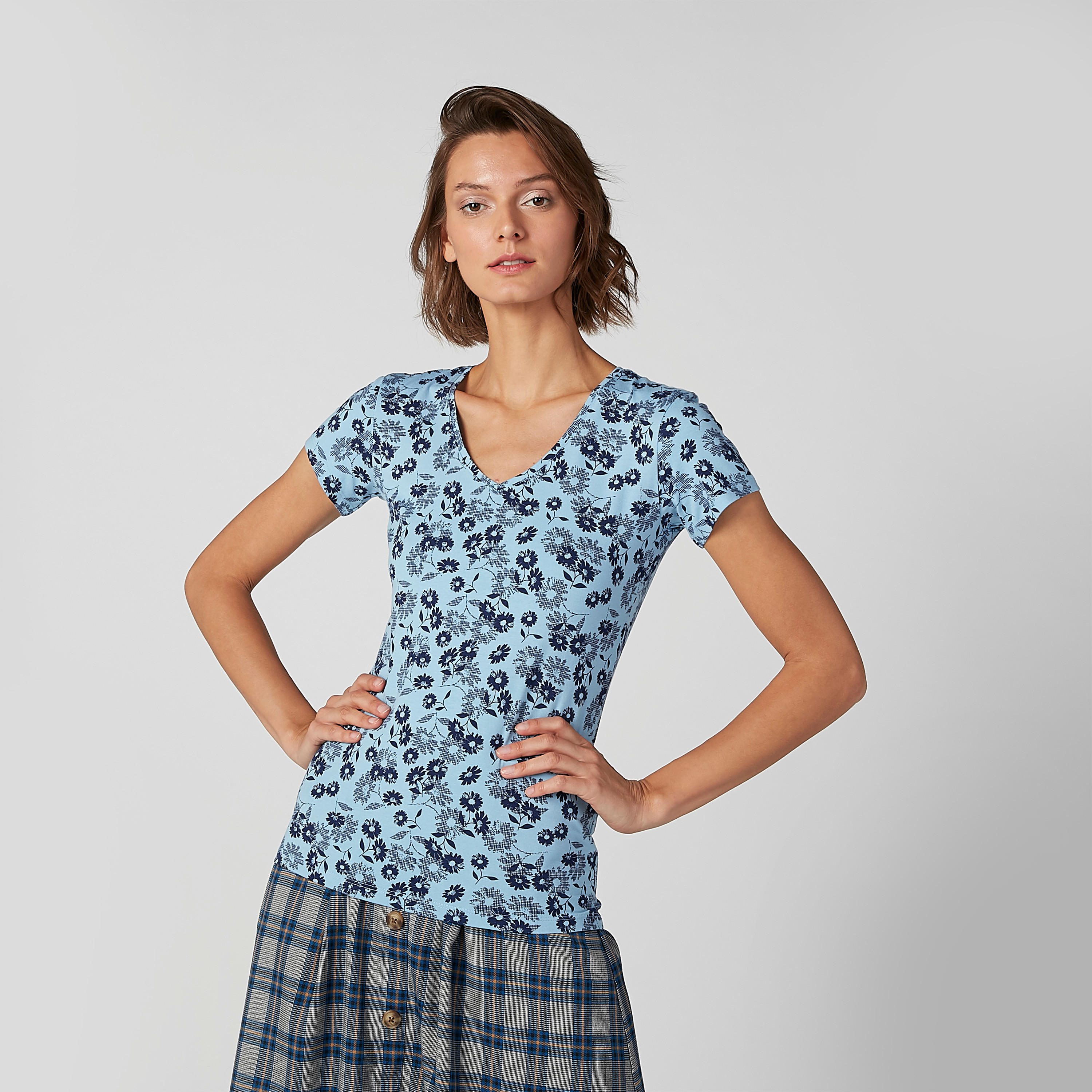 تيشيرت بياقة V وأكمام قصيرة وطبعات زهرية-women-clothing-tshirts-image-2