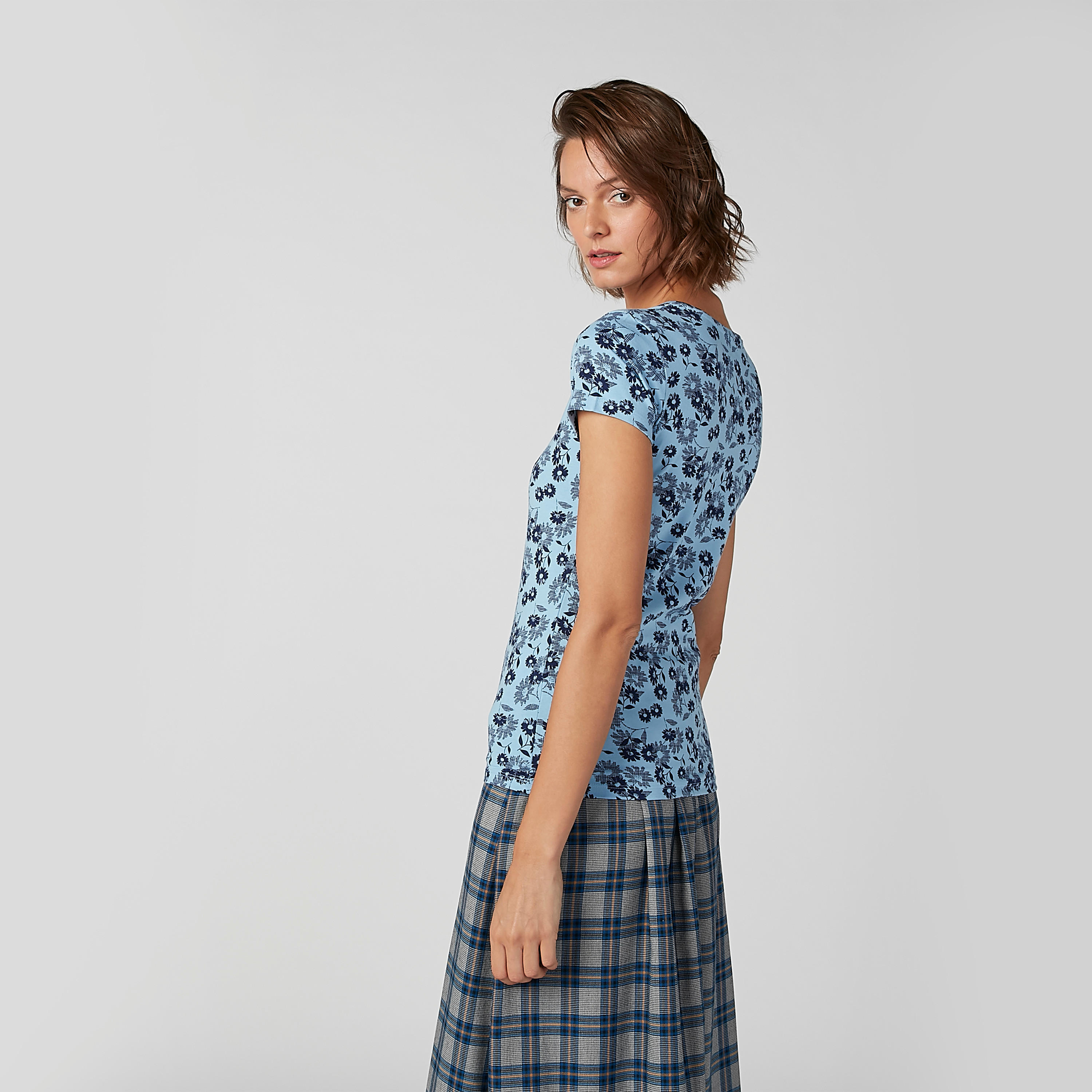 تيشيرت بياقة V وأكمام قصيرة وطبعات زهرية-women-clothing-tshirts-image-4