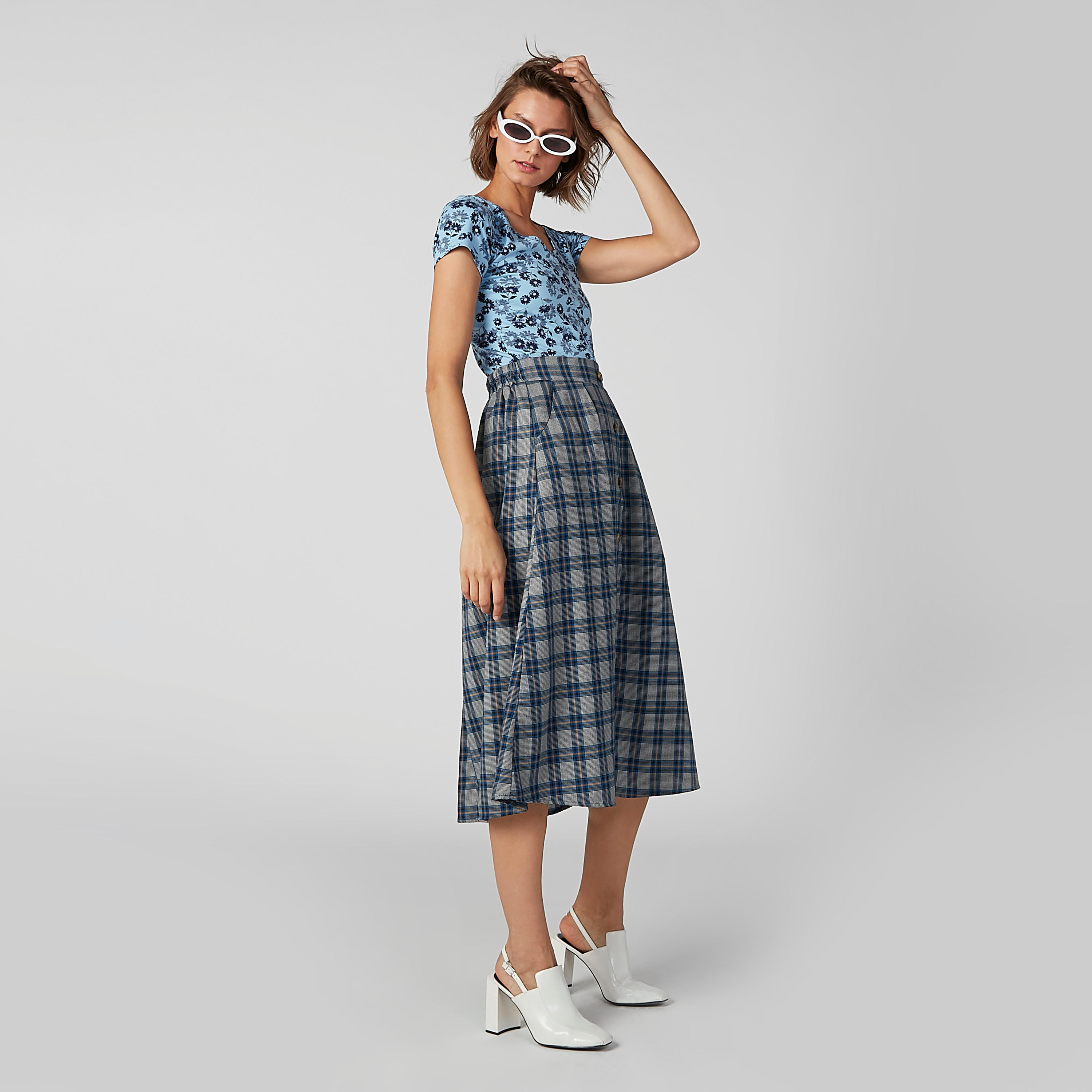 تيشيرت بياقة V وأكمام قصيرة وطبعات زهرية-women-clothing-tshirts-image-5