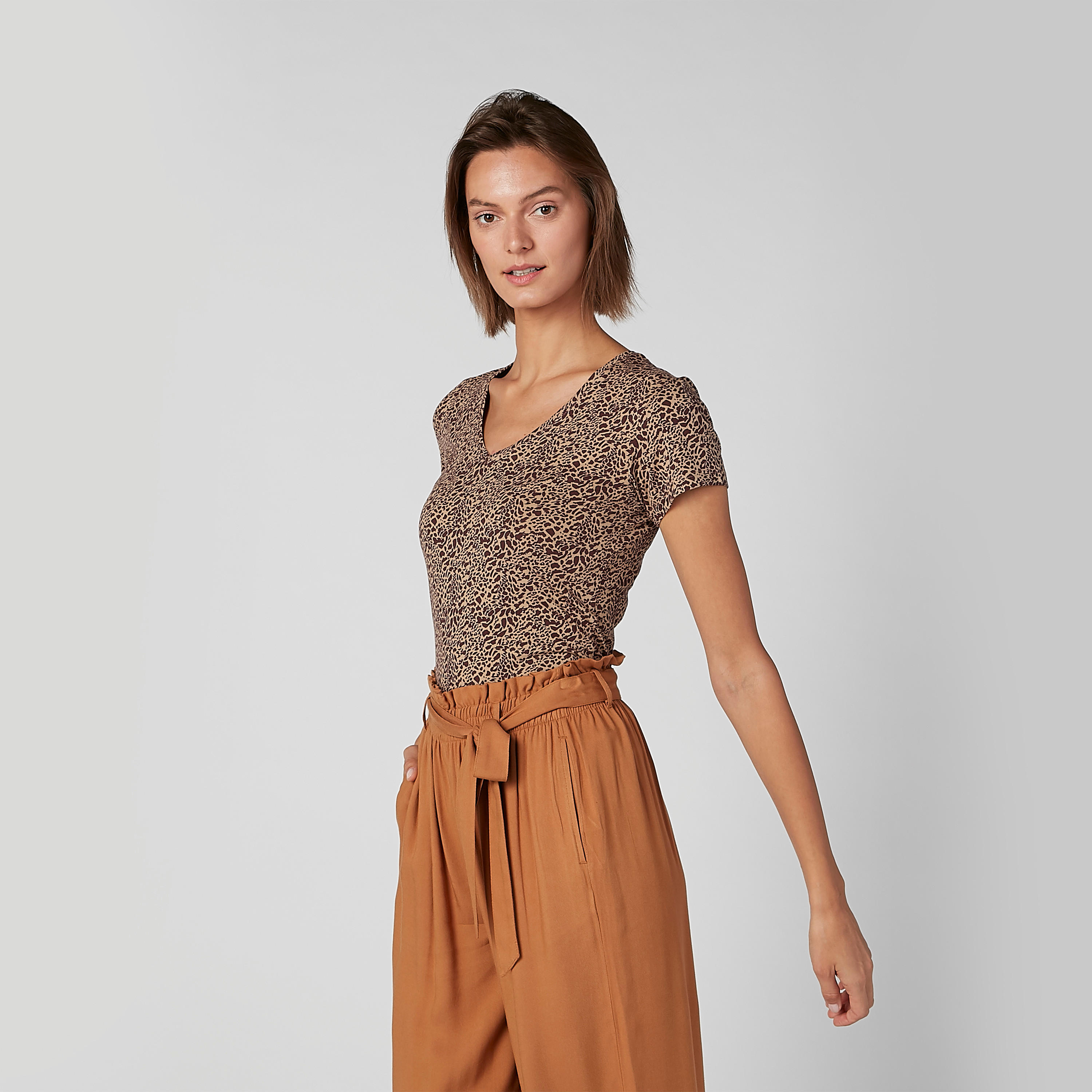 تيشيرت بياقة V وأكمام كاب وطبعات-women-clothing-tshirts-image-1