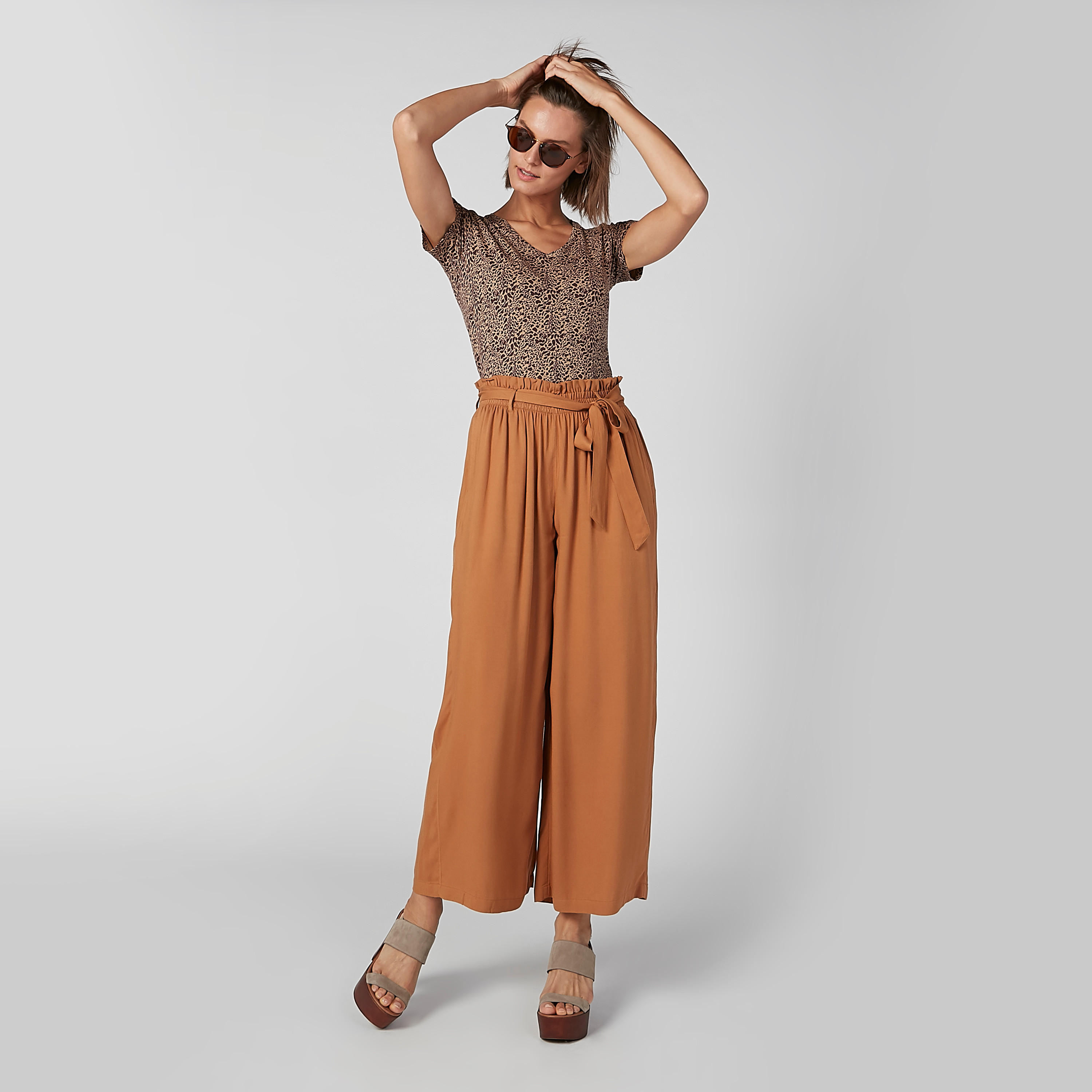 تيشيرت بياقة V وأكمام كاب وطبعات-women-clothing-tshirts-image-2