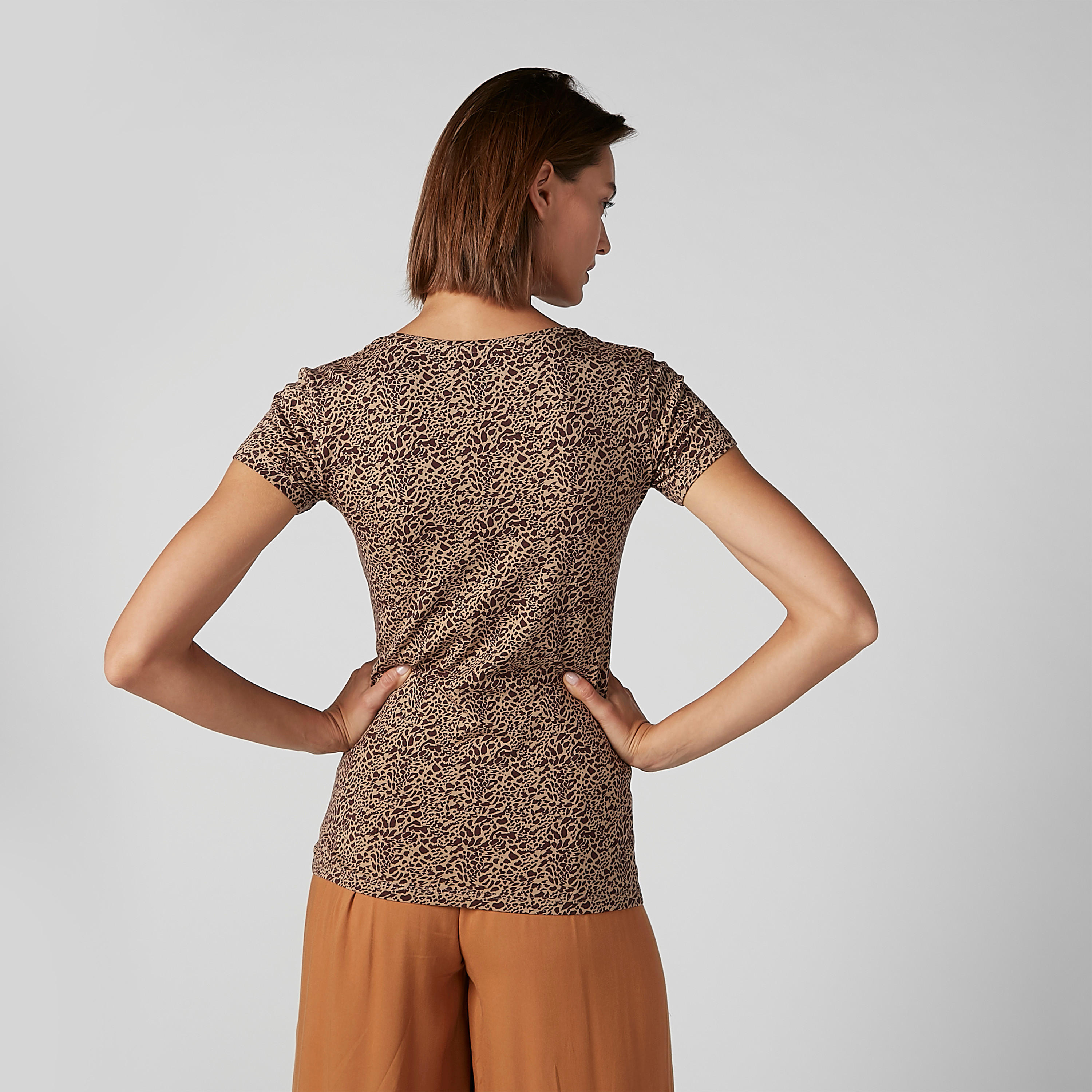 تيشيرت بياقة V وأكمام كاب وطبعات-women-clothing-tshirts-image-3