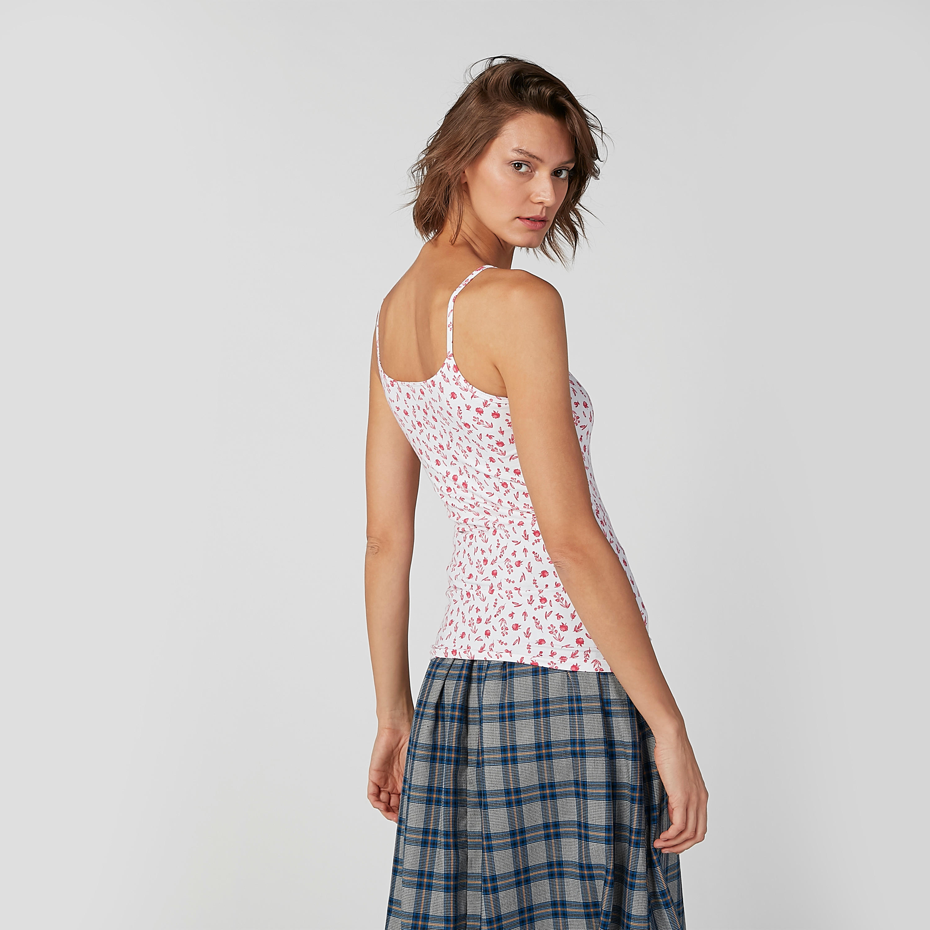بلوزة كامي بياقة عميقة وحمّالات رفيعة وطبعات-women-clothing-tshirts-image-2
