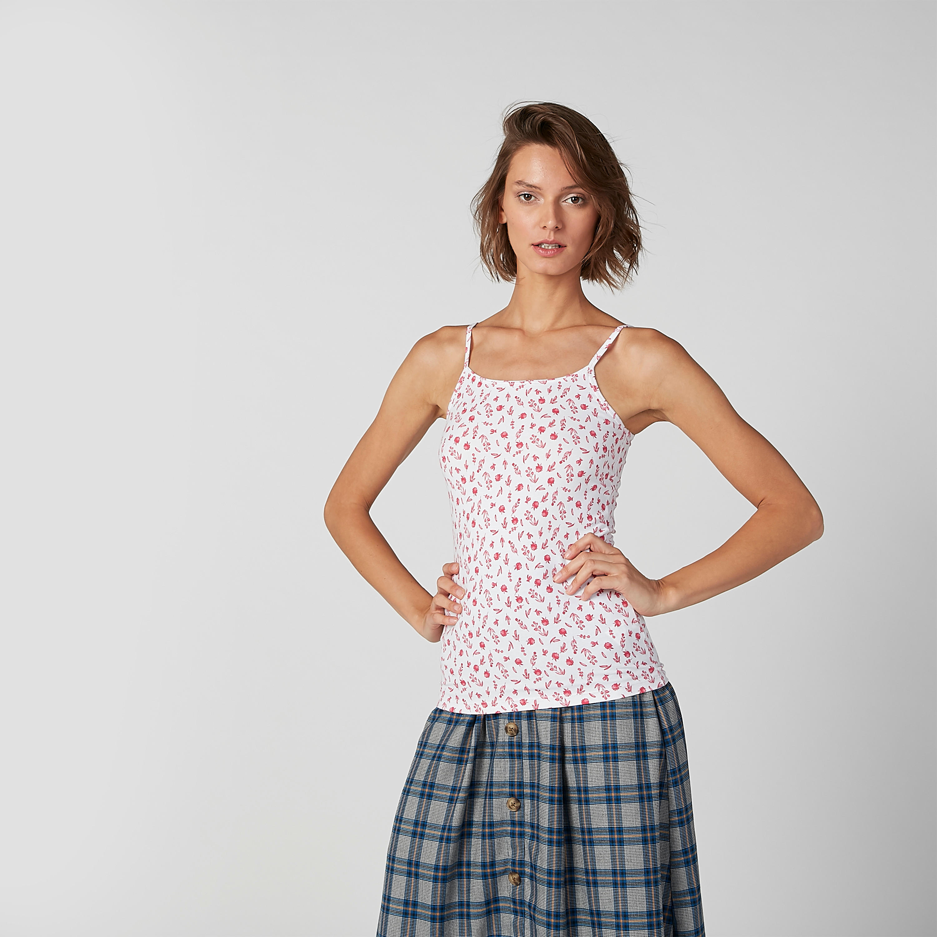 بلوزة كامي بياقة عميقة وحمّالات رفيعة وطبعات-women-clothing-tshirts-image-1