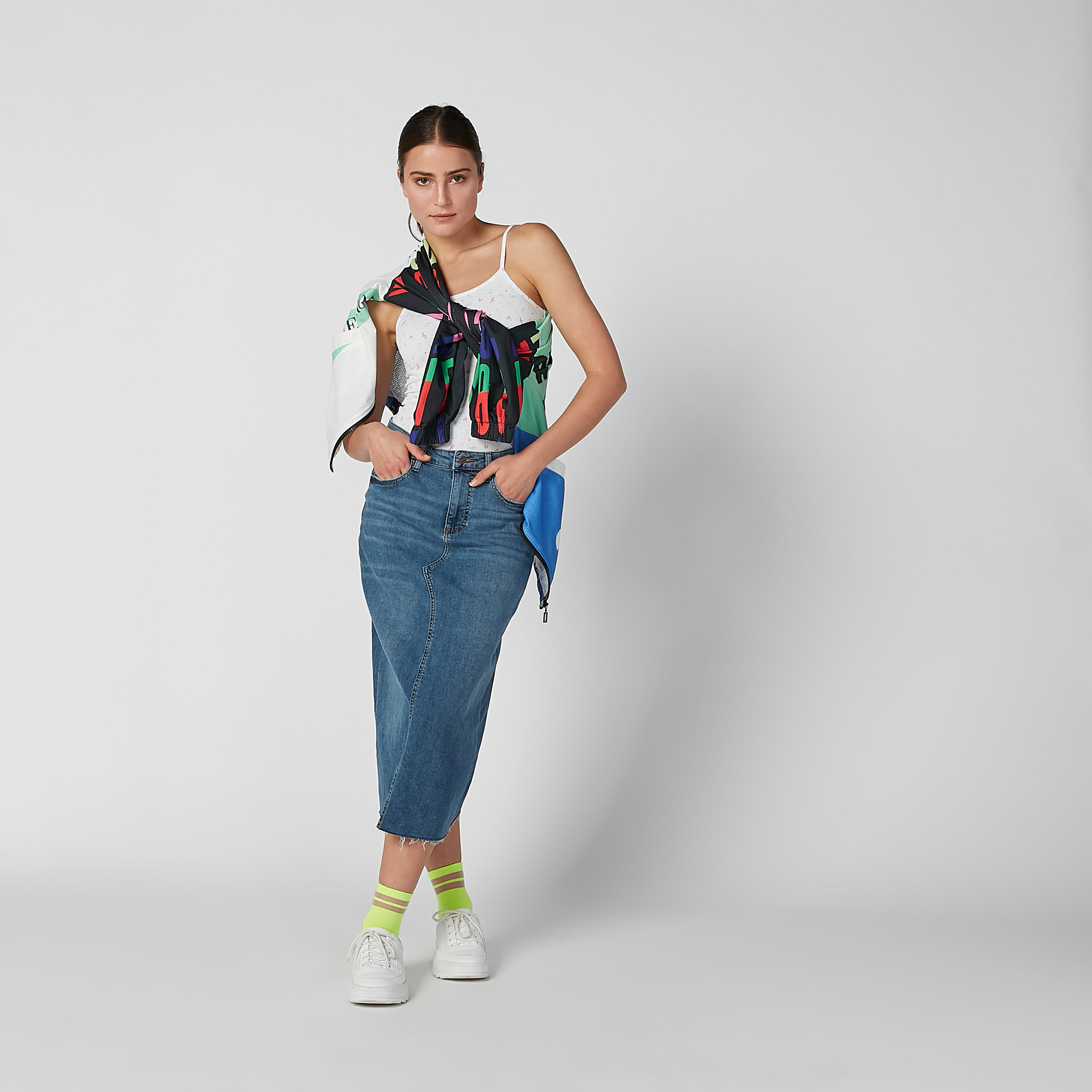 بلوزة كامي بياقة عميقة وحمّالات رفيعة وطبعات-women-clothing-tshirts-image-2