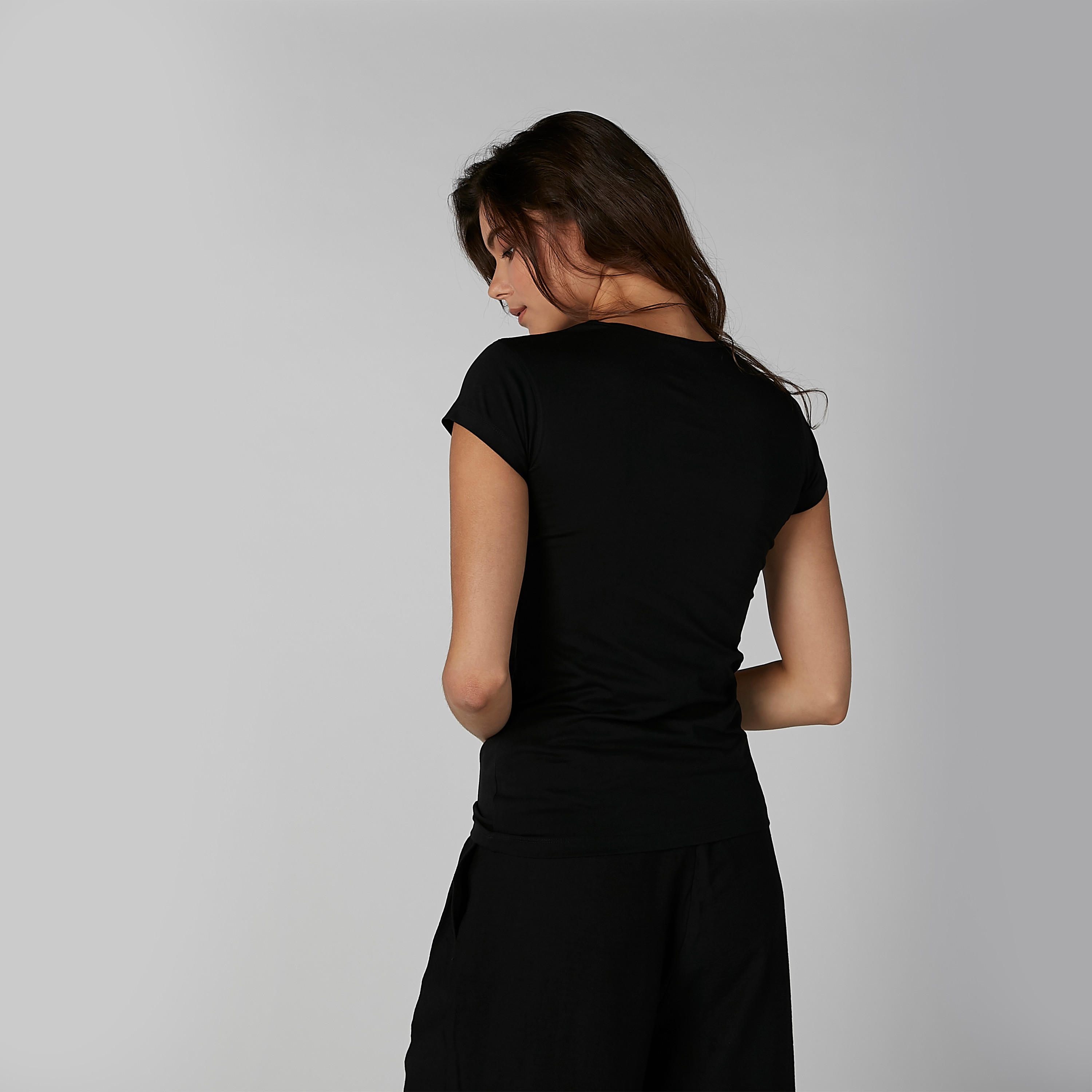 تيشيرت بقصّة سليم وياقة مستديرة وأكمام كاب وطبعات-women-clothing-tshirts-image-4