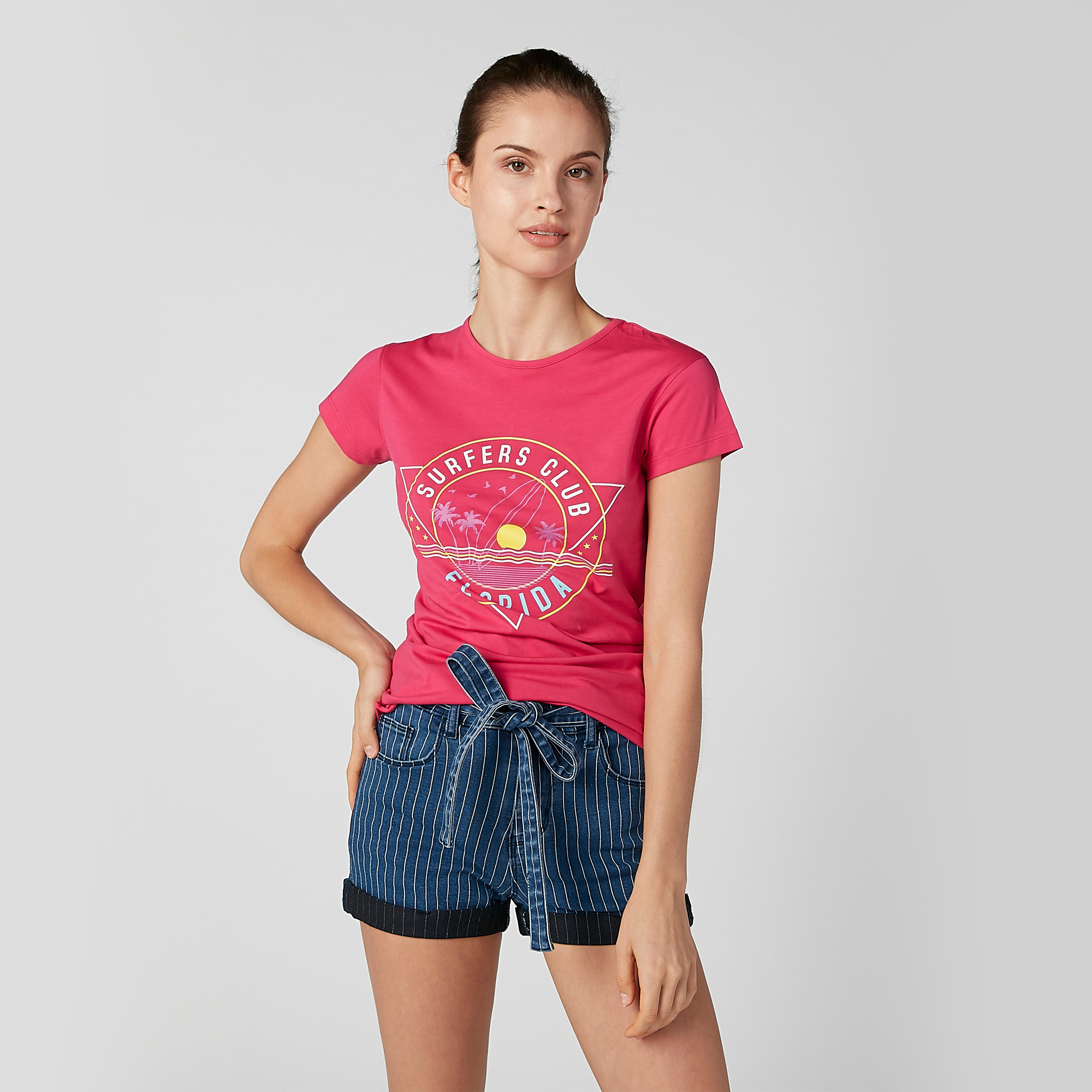 تيشيرت بقصّة سليم وياقة مستديرة وأكمام كاب وطبعات-women-clothing-tshirts-image-1