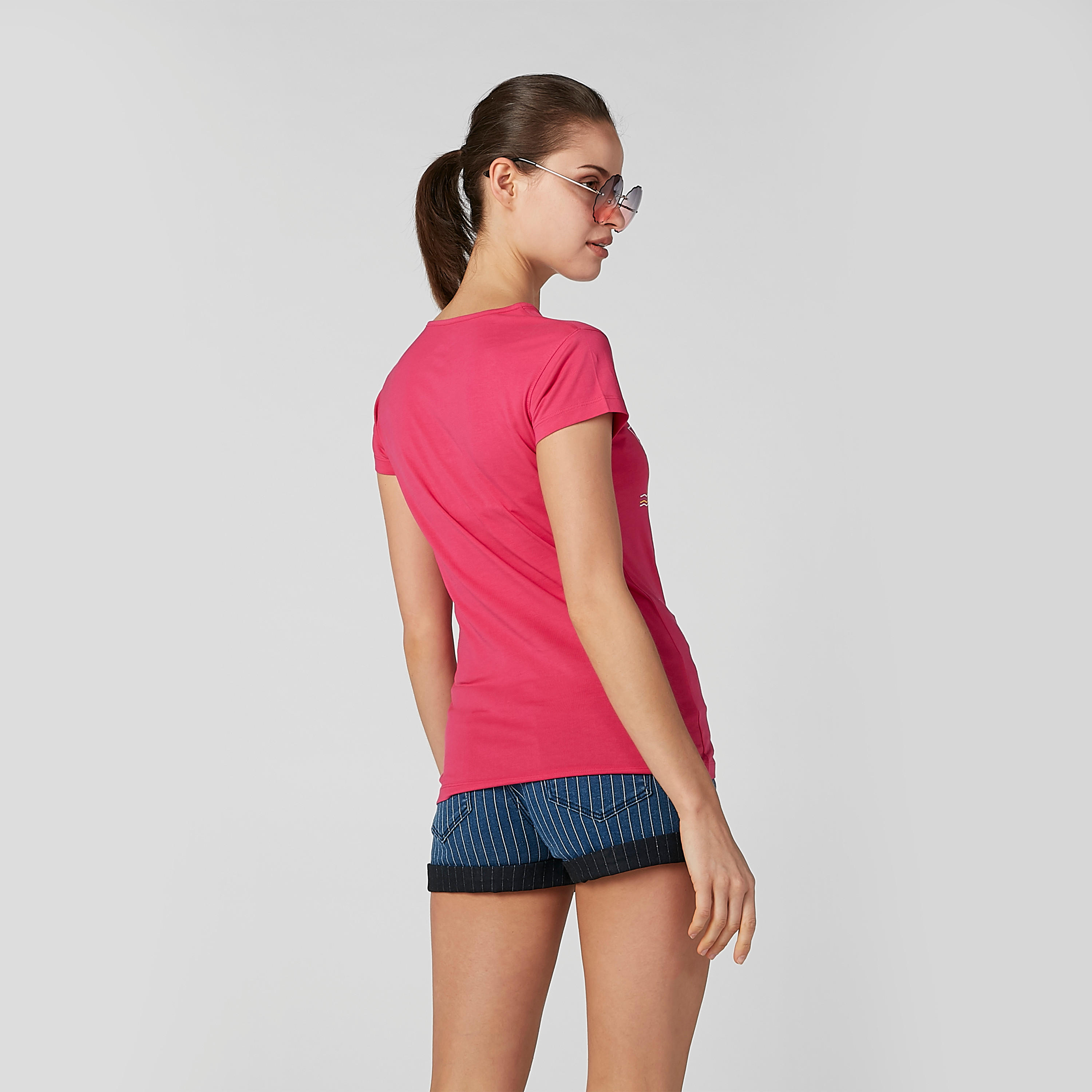 تيشيرت بقصّة سليم وياقة مستديرة وأكمام كاب وطبعات-women-clothing-tshirts-image-3