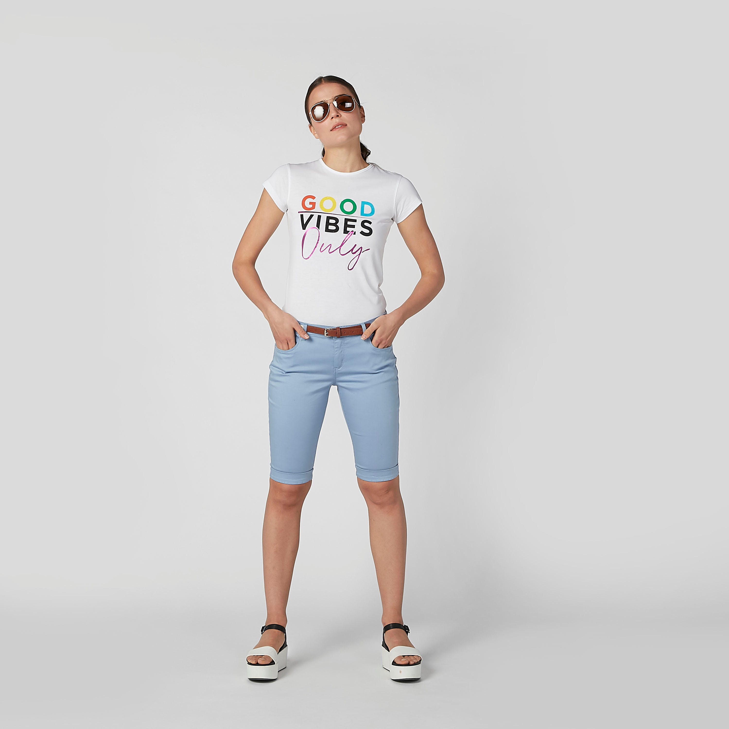 تيشيرت بقصّة سليم وياقة مستديرة وأكمام كاب وطبعات-women-clothing-tshirts-image-4