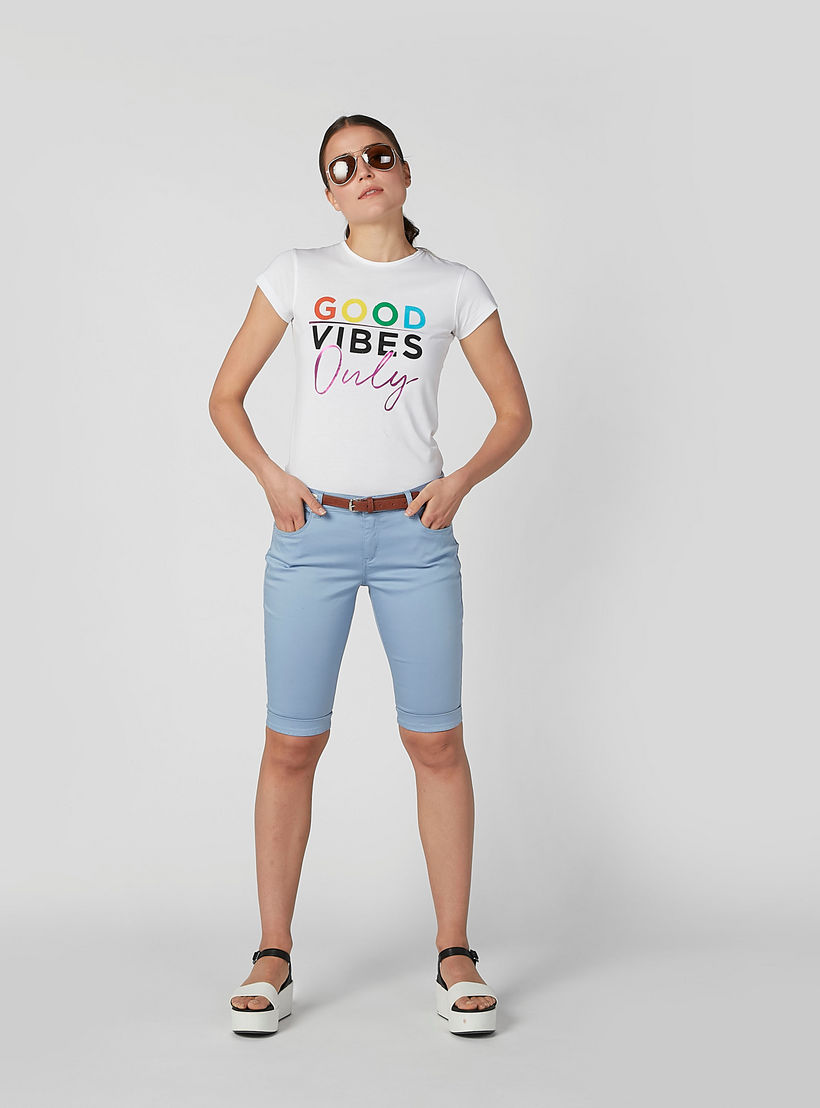 تيشيرت بقصّة سليم وياقة مستديرة وأكمام كاب وطبعات-women-clothing-tshirts-image-4