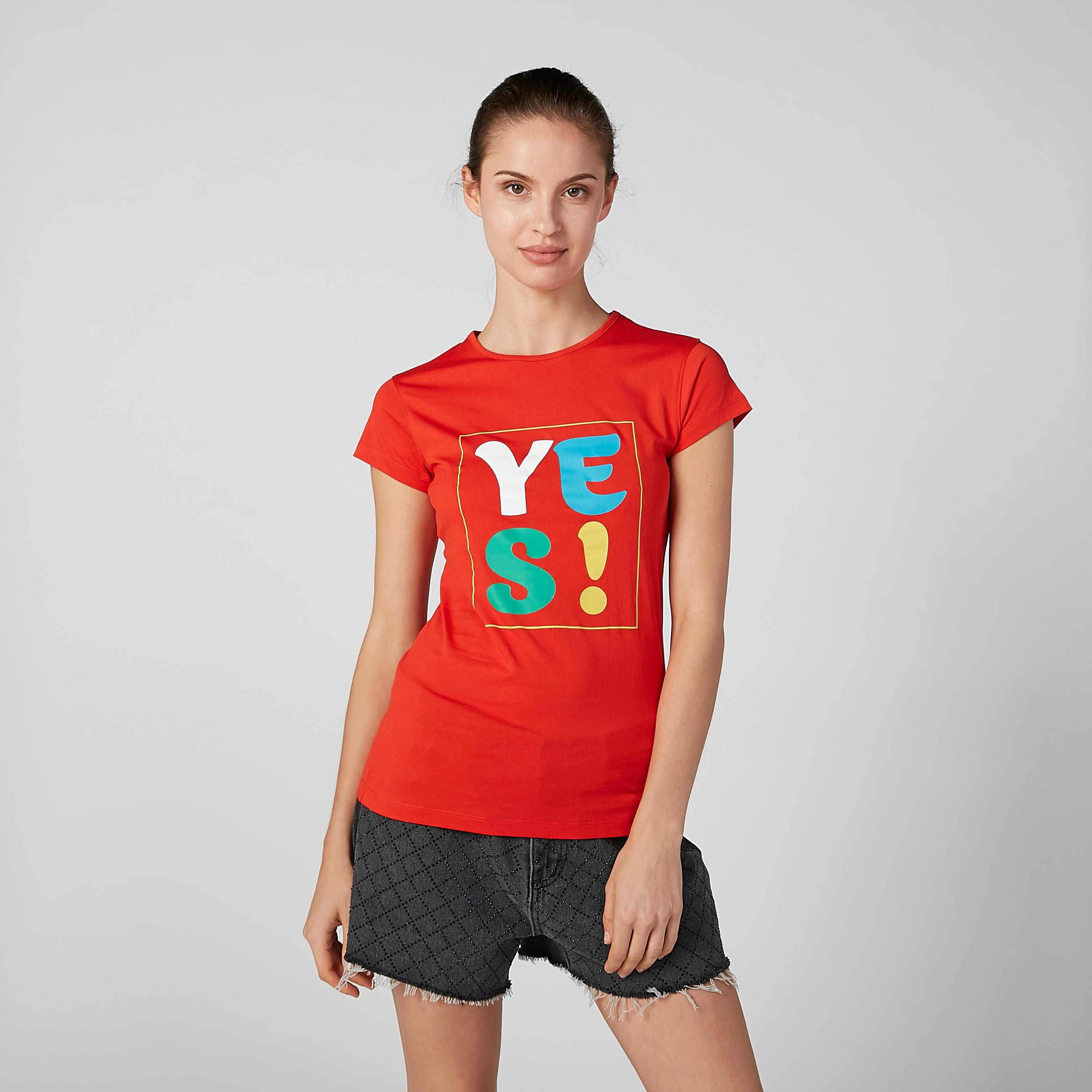 تيشيرت بقصّة سليم وياقة مستديرة وأكمام كاب وطبعات-women-clothing-tshirts-image-1