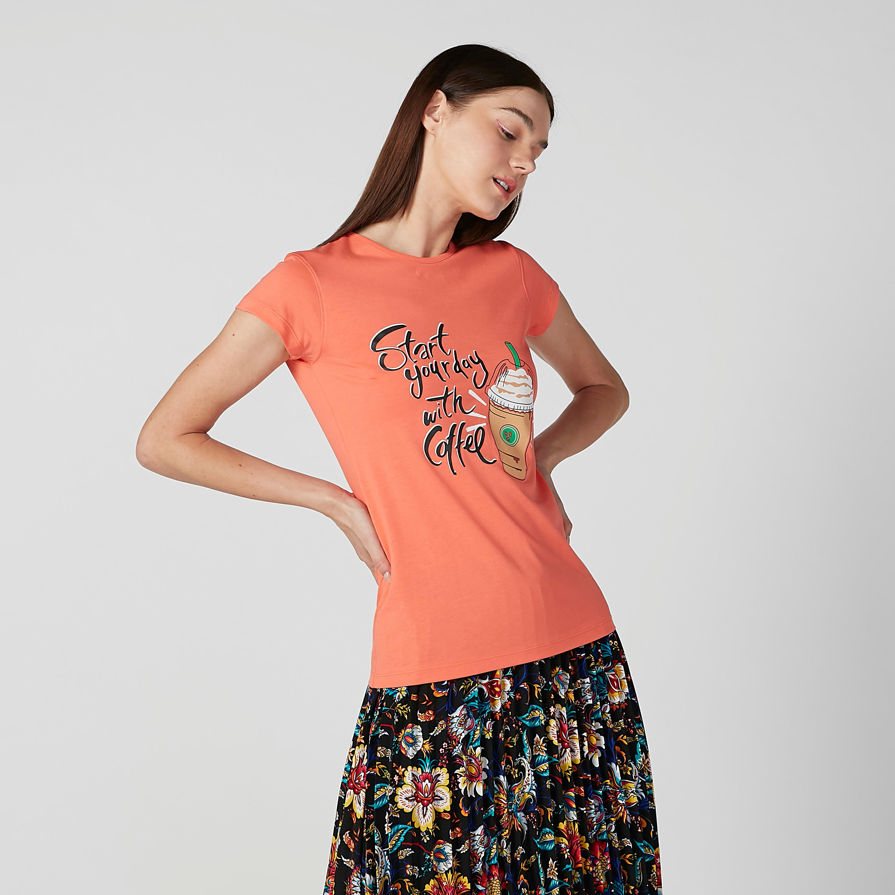 تيشيرت بقصّة سليم وياقة مستديرة وأكمام كاب وطبعات-women-clothing-tshirts-image-2
