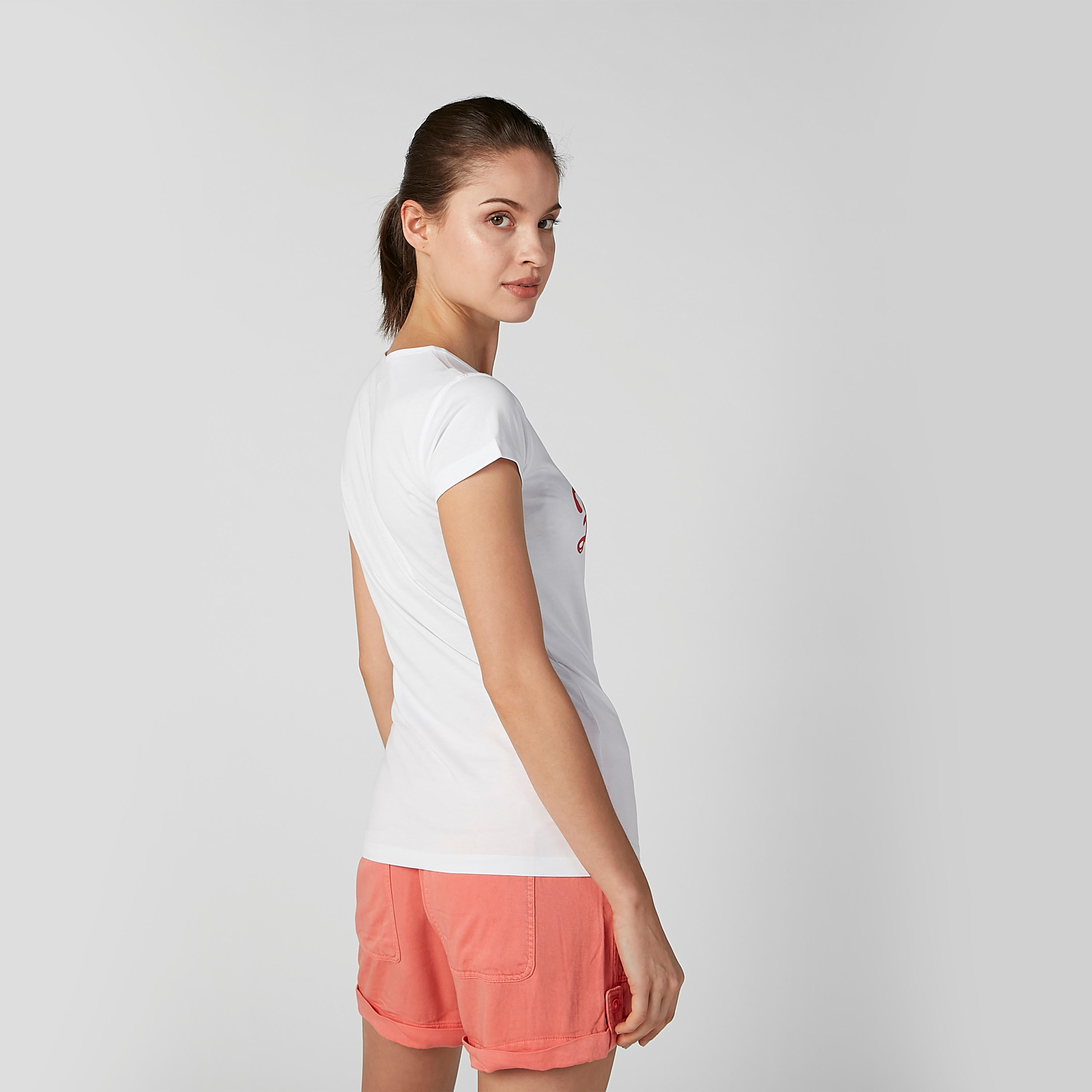 تيشيرت بقصّة سليم وياقة مستديرة وأكمام كاب وطبعات جرافيك-women-clothing-tshirts-image-2
