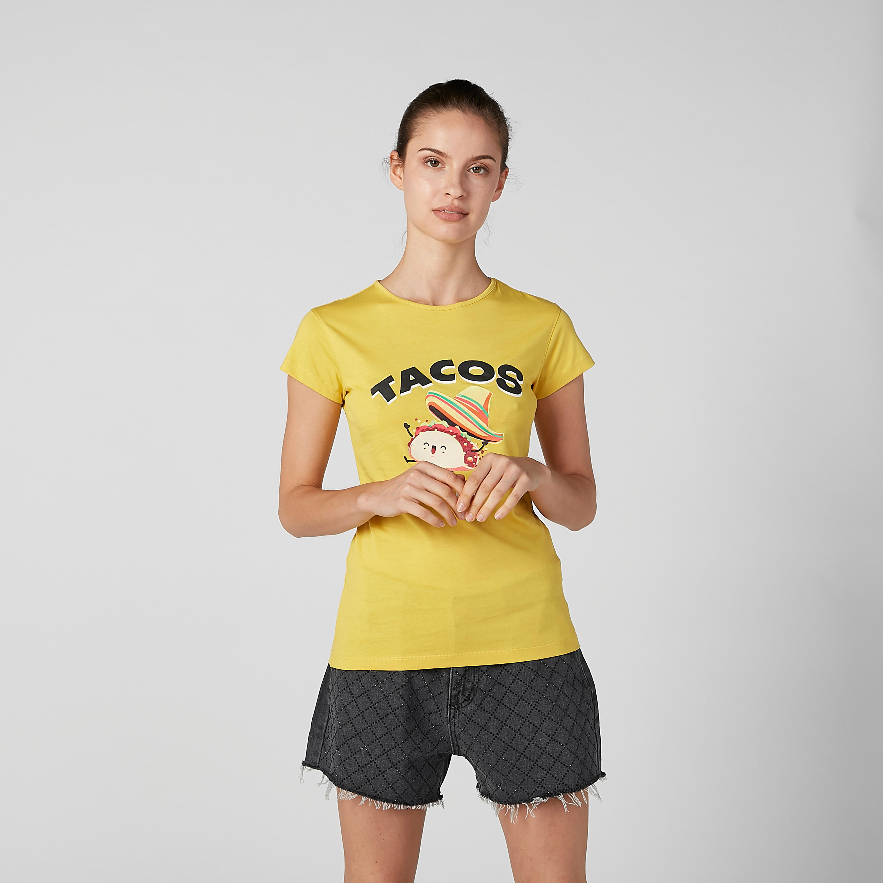 تيشيرت بقصّة سليم وياقة مستديرة وأكمام كاب وطبعات جرافيك-women-clothing-tshirts-image-1