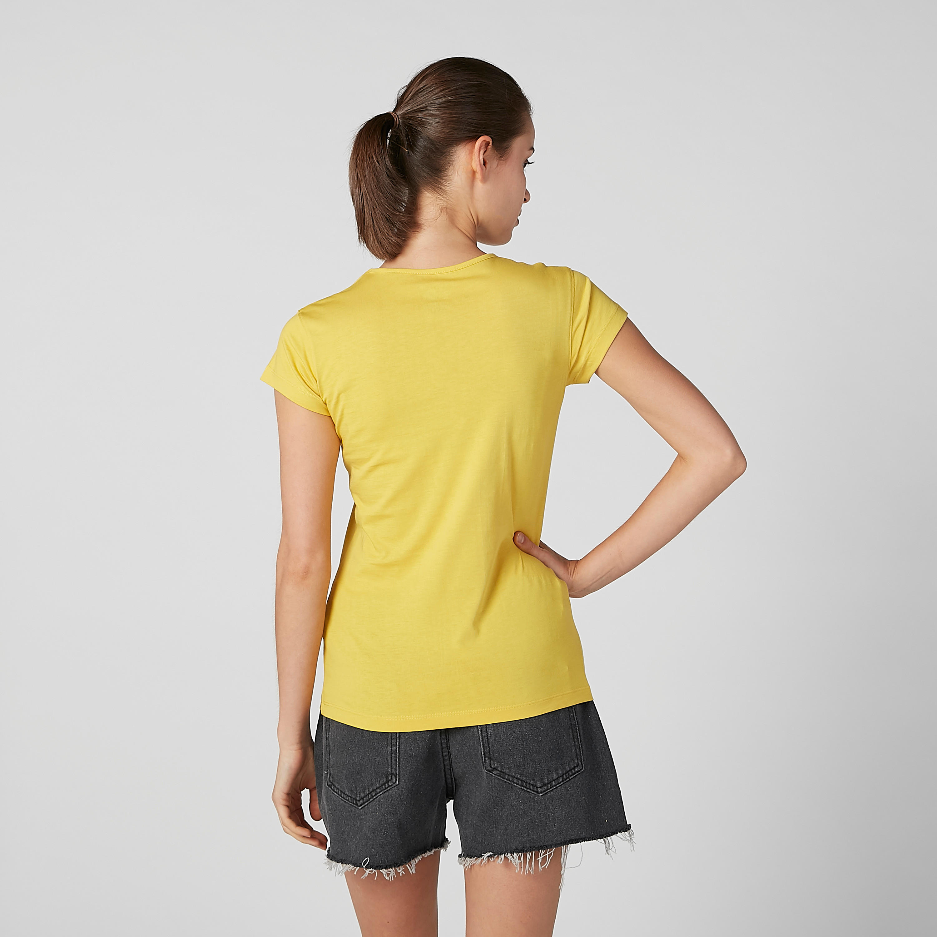 تيشيرت بقصّة سليم وياقة مستديرة وأكمام كاب وطبعات جرافيك-women-clothing-tshirts-image-3