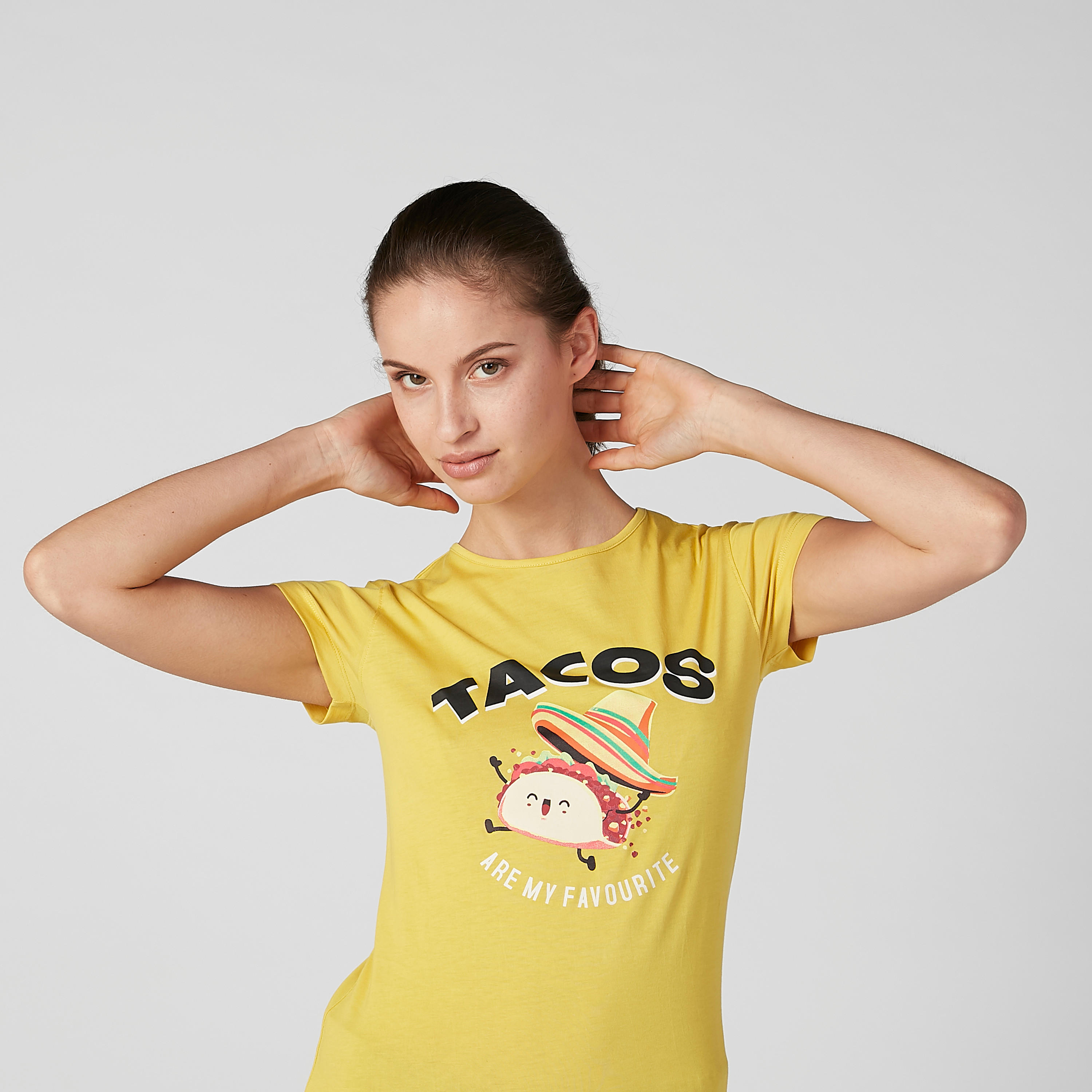 تيشيرت بقصّة سليم وياقة مستديرة وأكمام كاب وطبعات جرافيك-women-clothing-tshirts-image-4