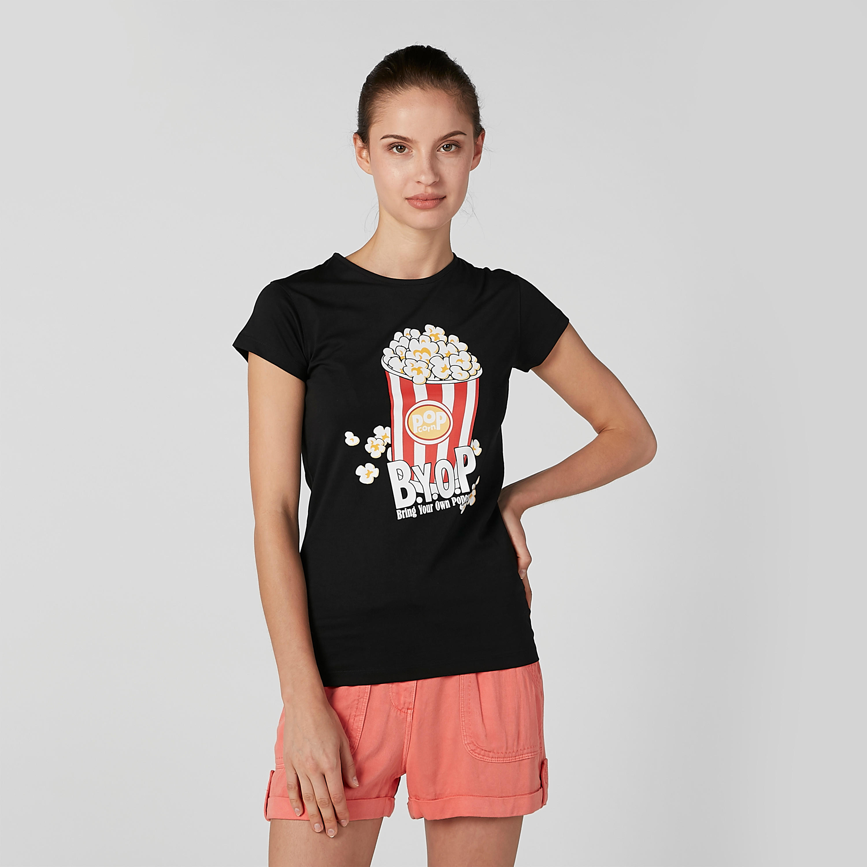 تيشيرت بقصّة سليم وياقة مستديرة وأكمام كاب وطبعات جرافيك-women-clothing-tshirts-image-1