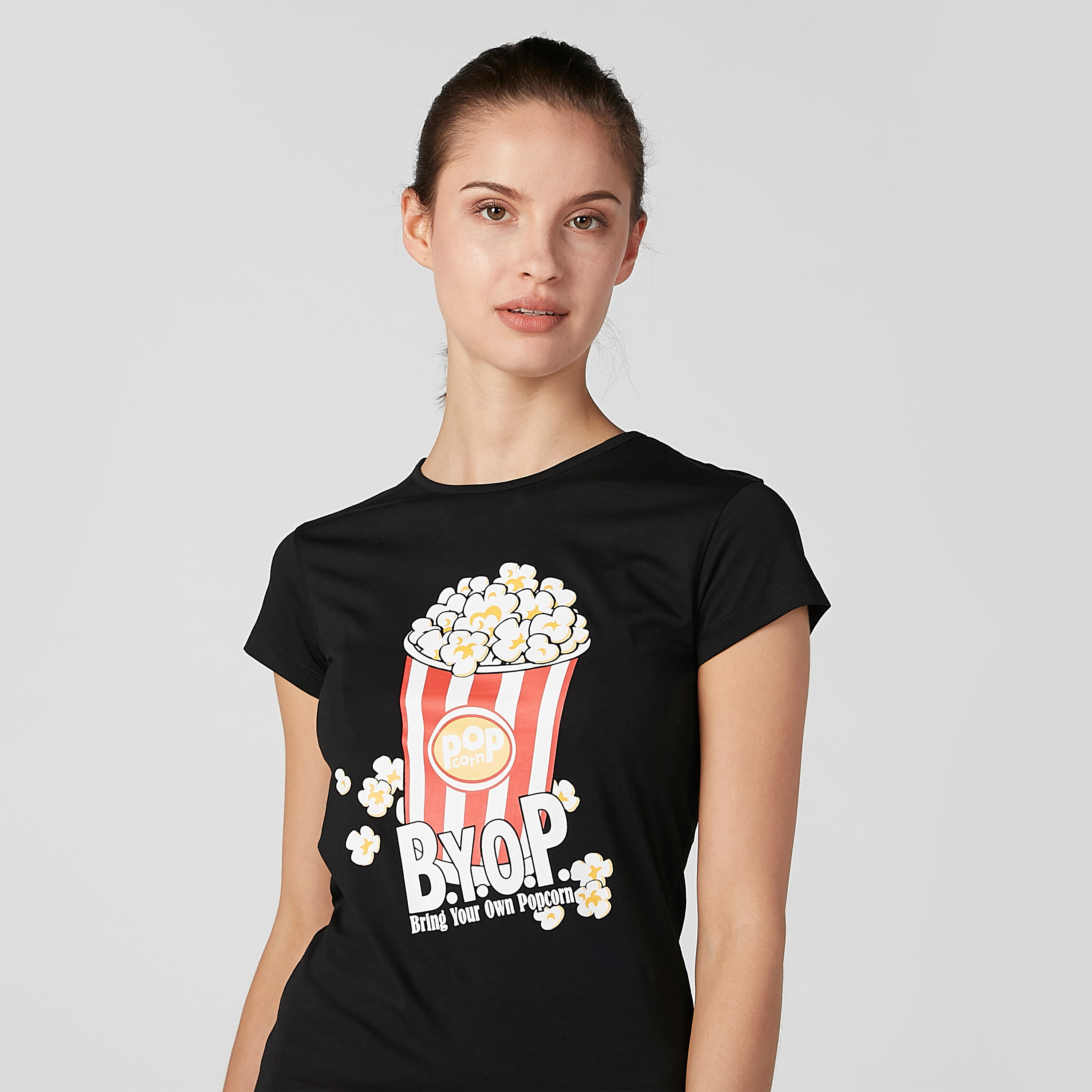 تيشيرت بقصّة سليم وياقة مستديرة وأكمام كاب وطبعات جرافيك-women-clothing-tshirts-image-3