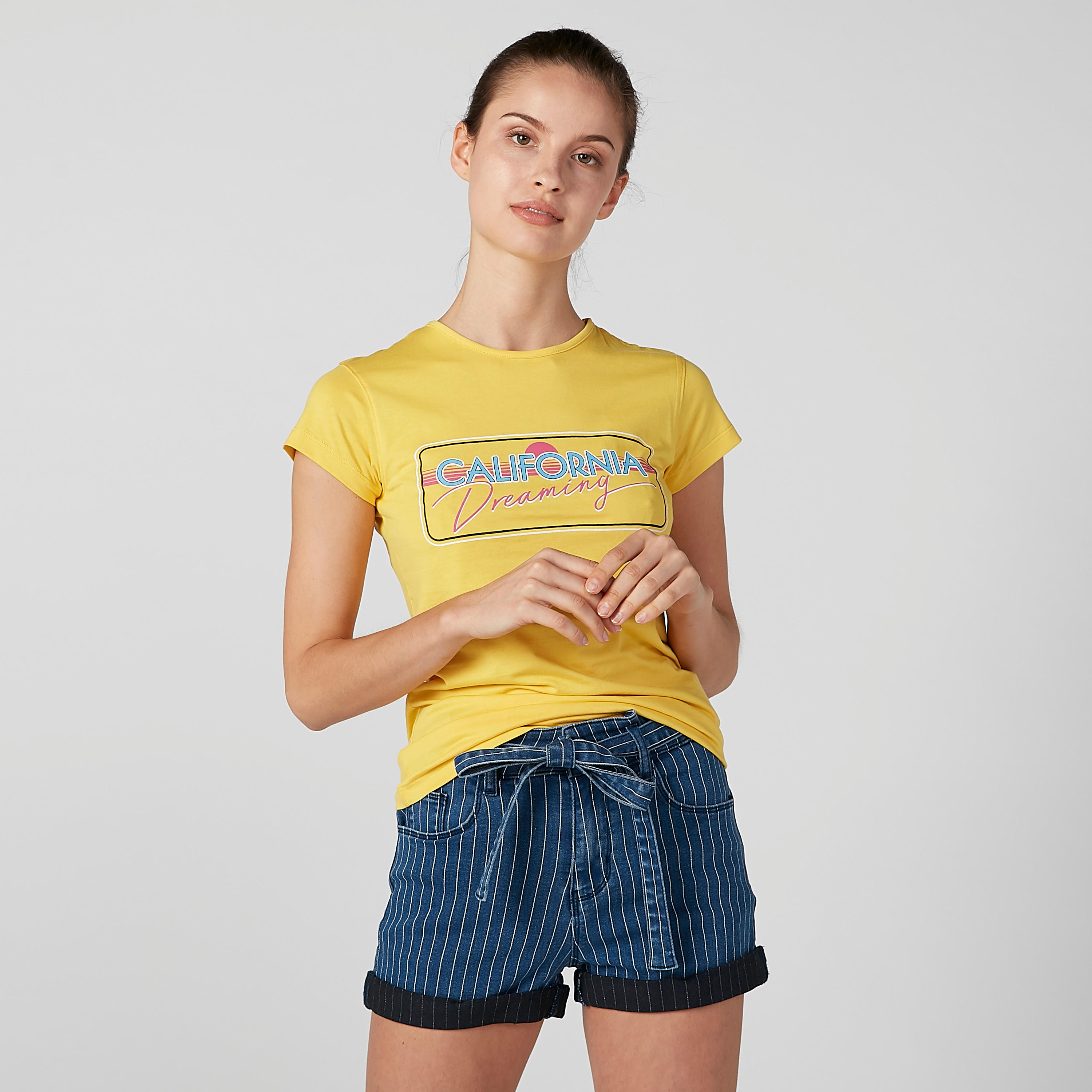 تيشيرت بقصّة سليم وياقة ضيّقة وأكمام كاب وطبعات جرافيك-women-clothing-tshirts-image-1