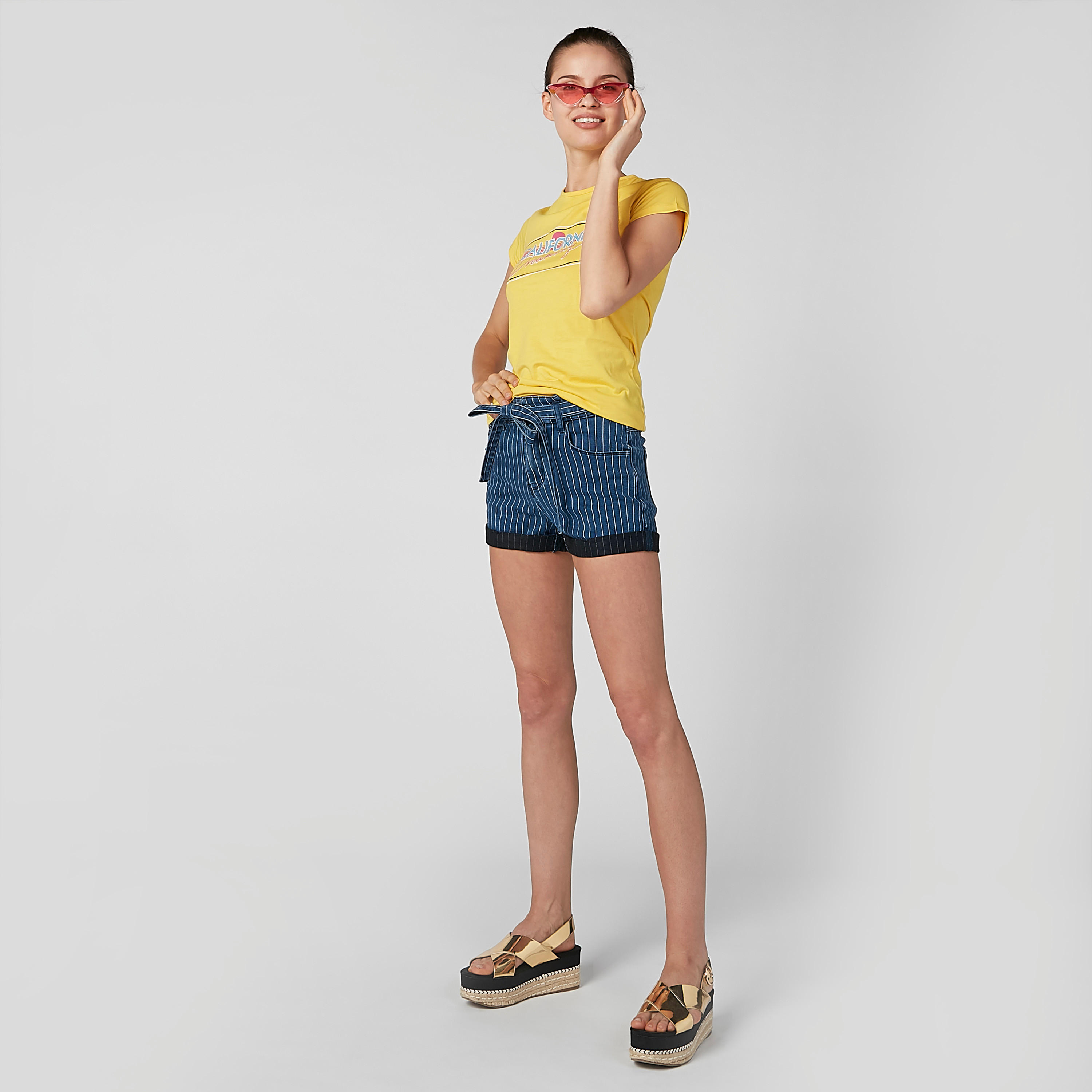 تيشيرت بقصّة سليم وياقة ضيّقة وأكمام كاب وطبعات جرافيك-women-clothing-tshirts-image-2